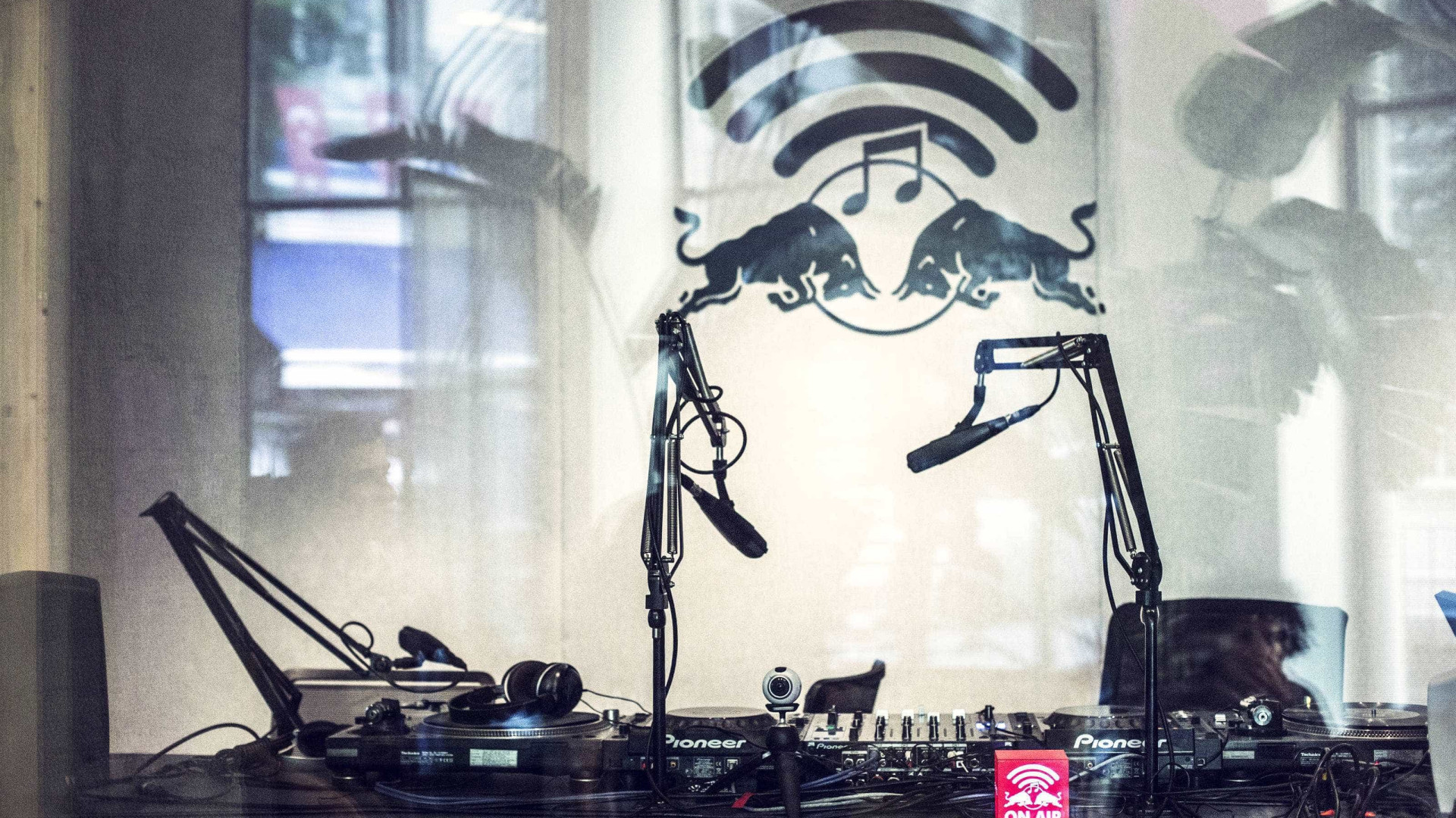 Red Bull inaugura estúdio de rádio e bar pop-up com "música lusófona"