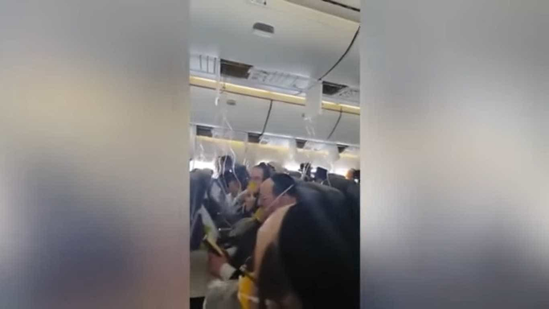 Após aviso de aterragem de emergência, cantaram e rezaram em conjunto