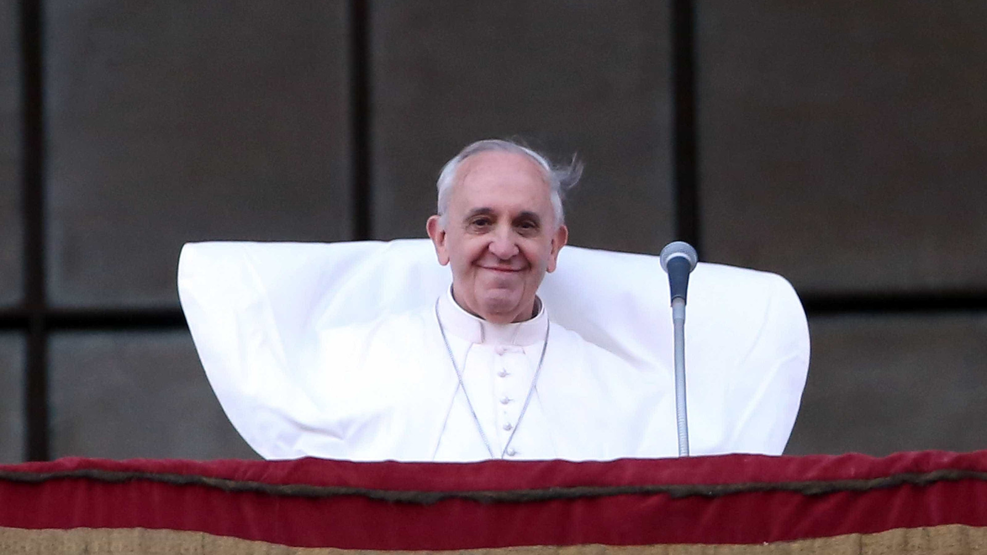 Criança envolvida na canonização e família assistem à peregrinação