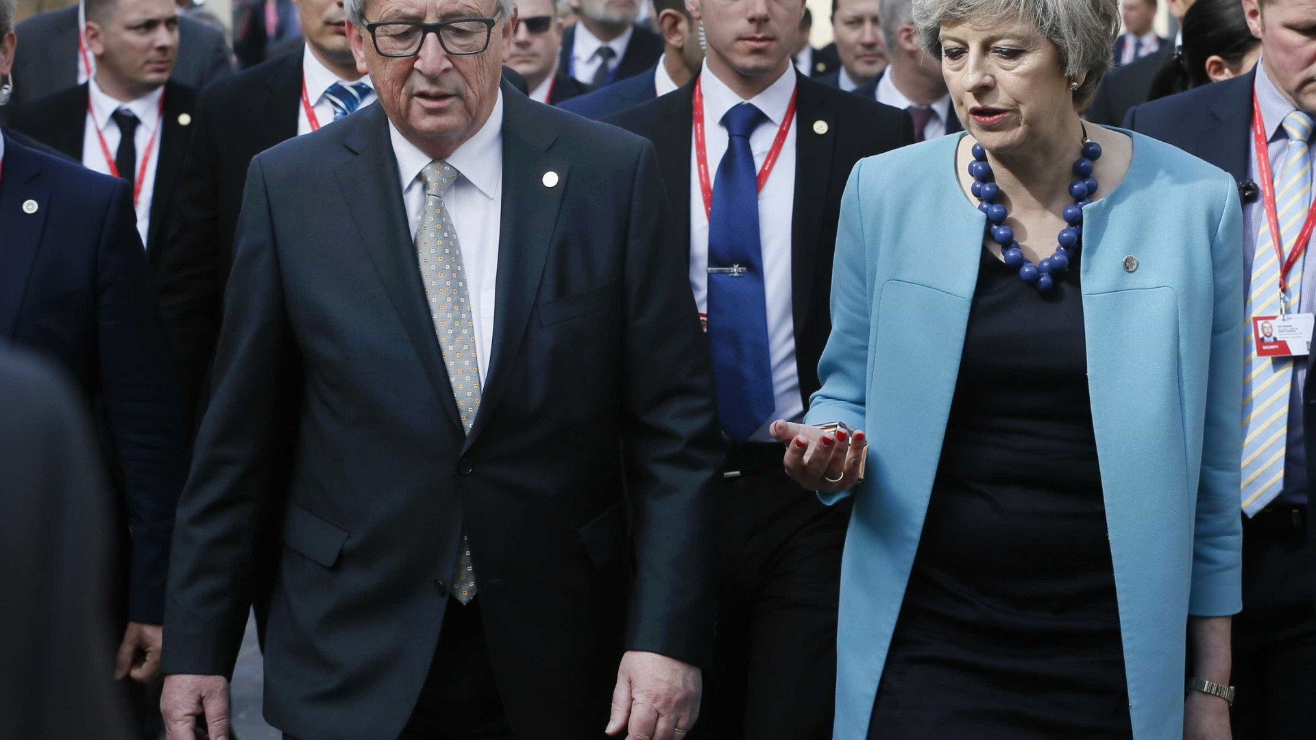 Juncker reúne-se com May em Londres na quarta-feira