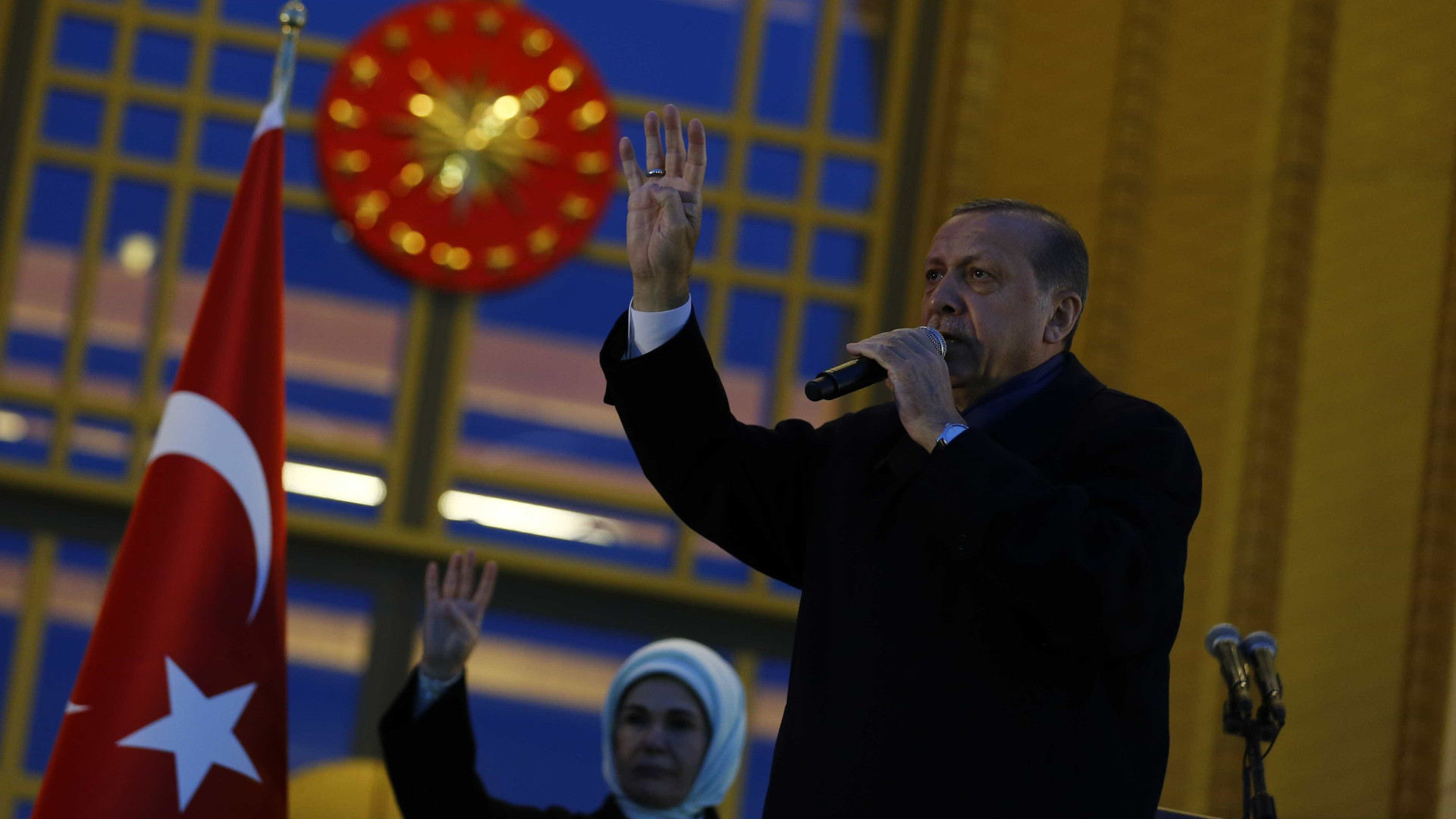 Erdogan encerra debate sobre referendo e anuncia encontro com Trump