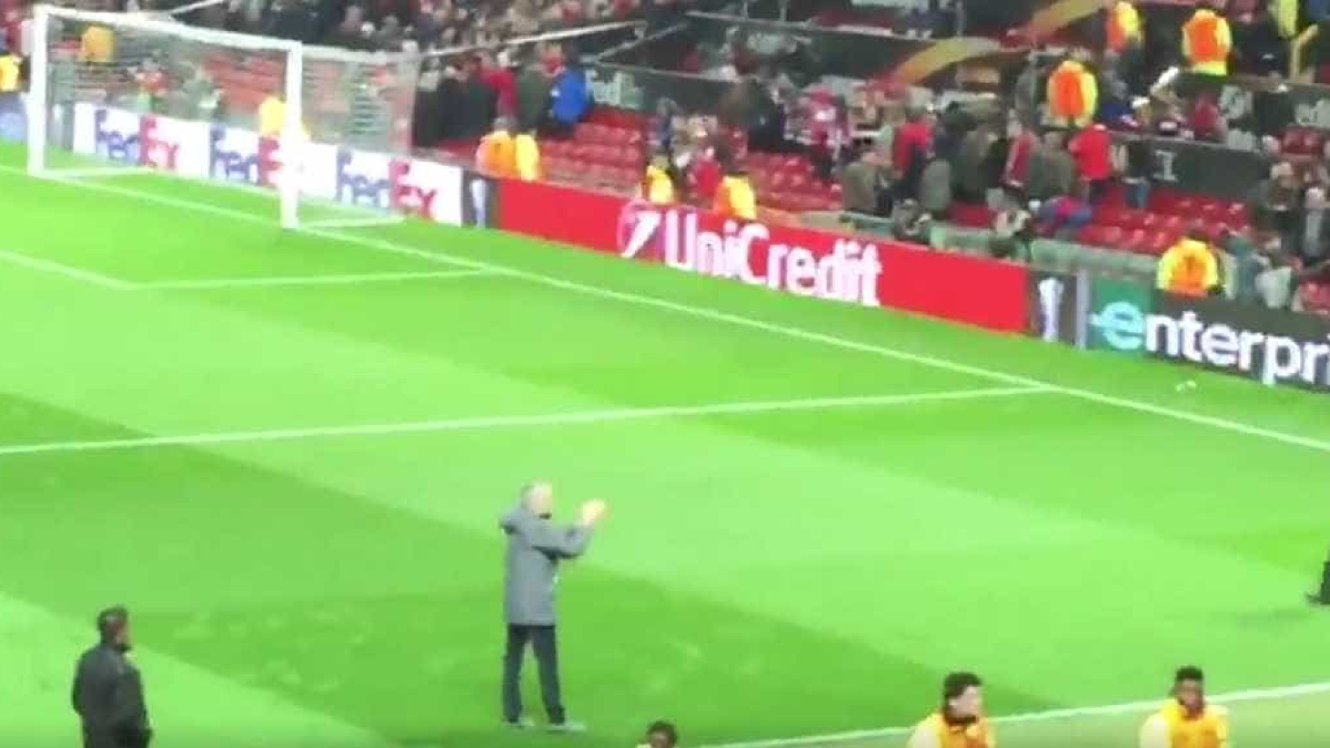 Mourinho foi aplaudir adeptos do Anderlecht