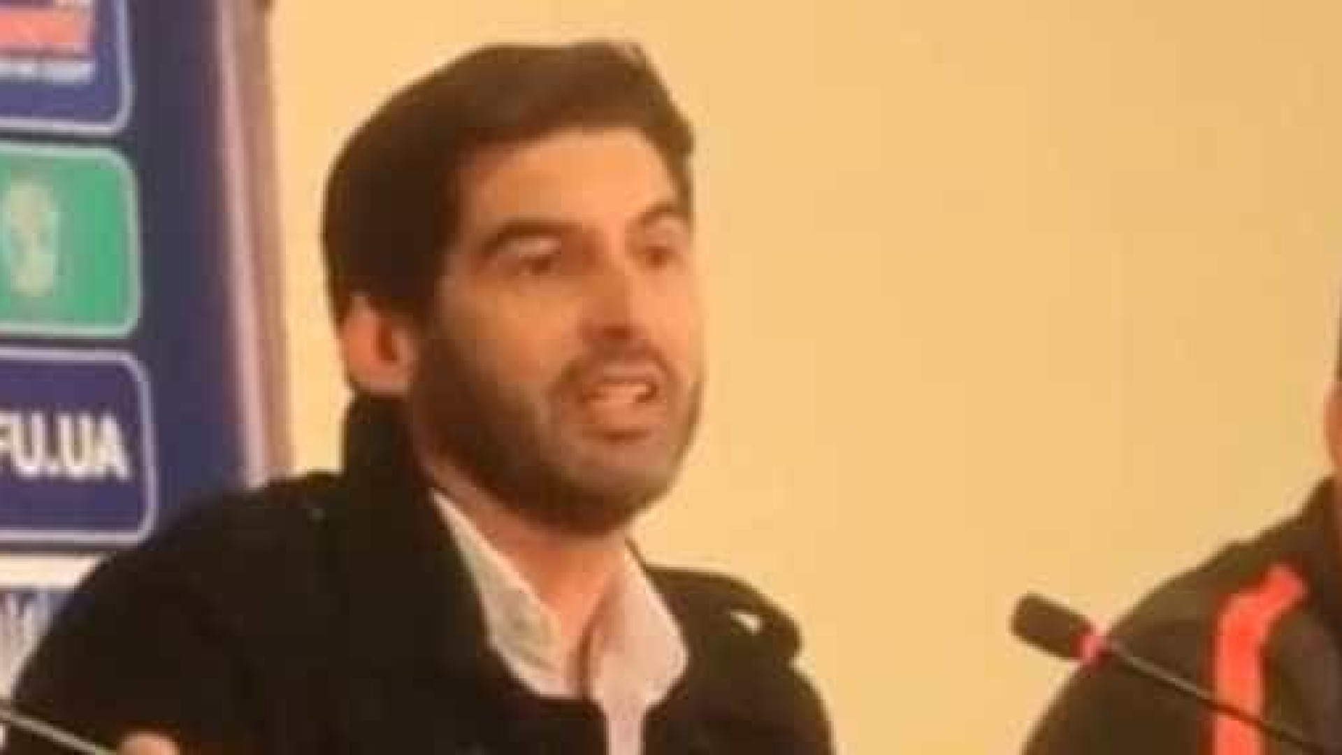 Paulo Fonseca oferece pastilha para a azia a um jornalista ucraniano