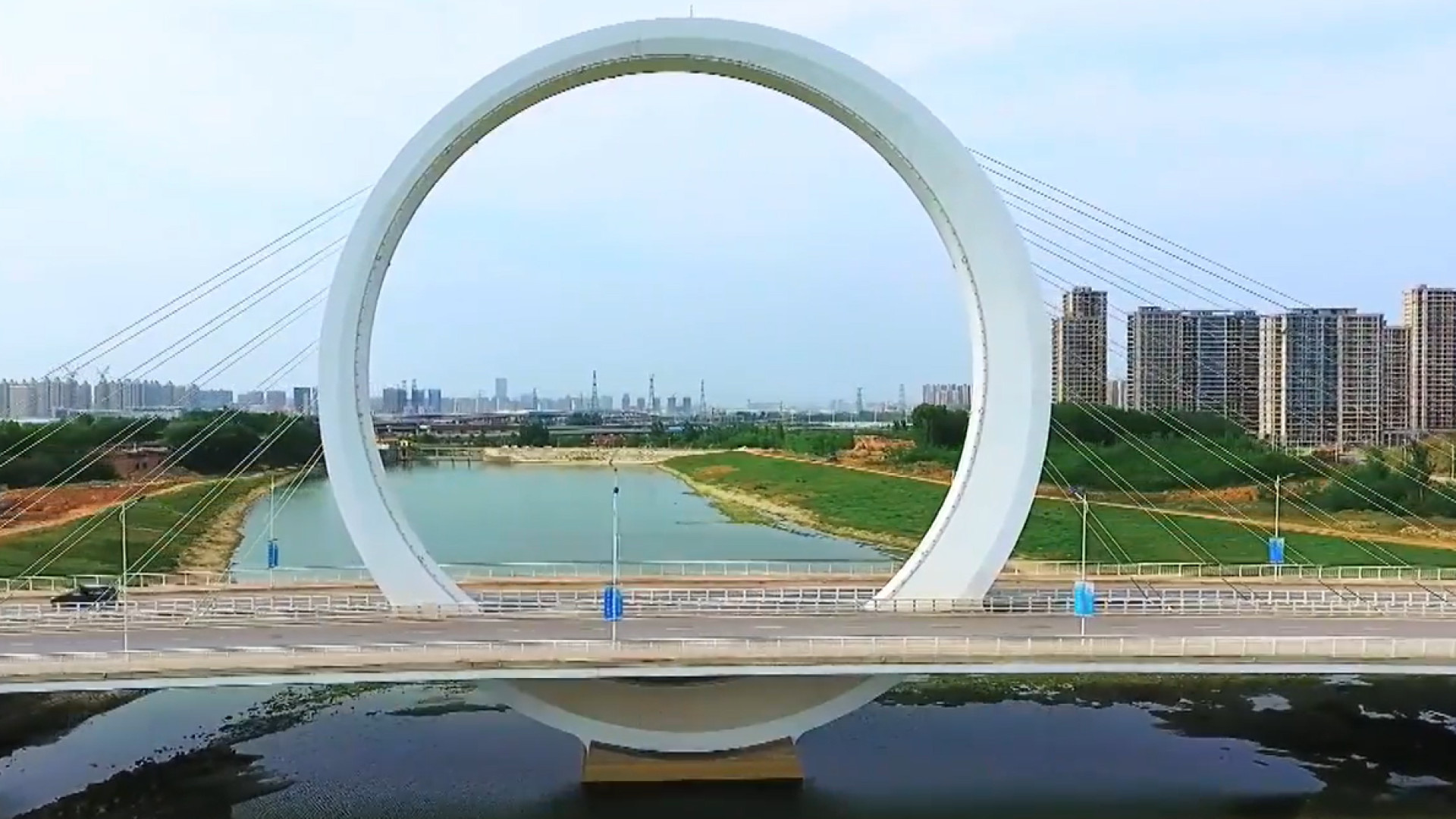 Anel gigante suporta ponte icónica na China