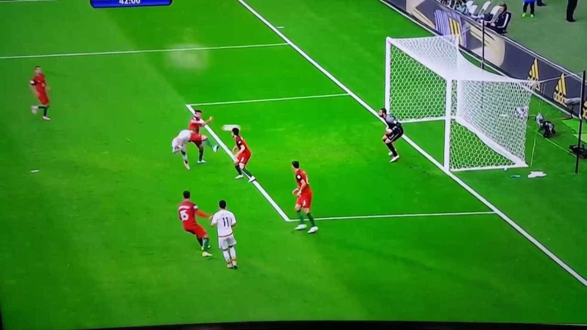 Chicharito 'congela' defensiva portuguesa e iguala a partida