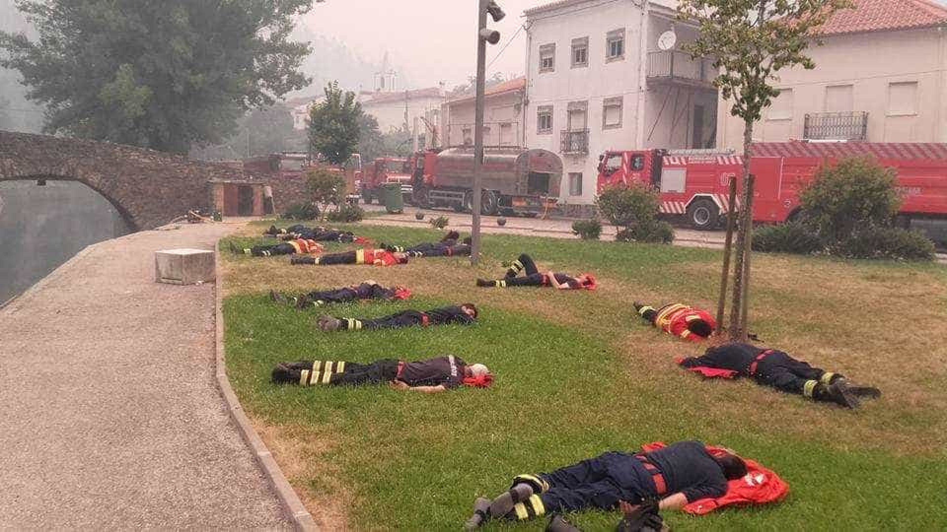 Imagem dos bombeiros portugueses exaustos é notícia lá fora