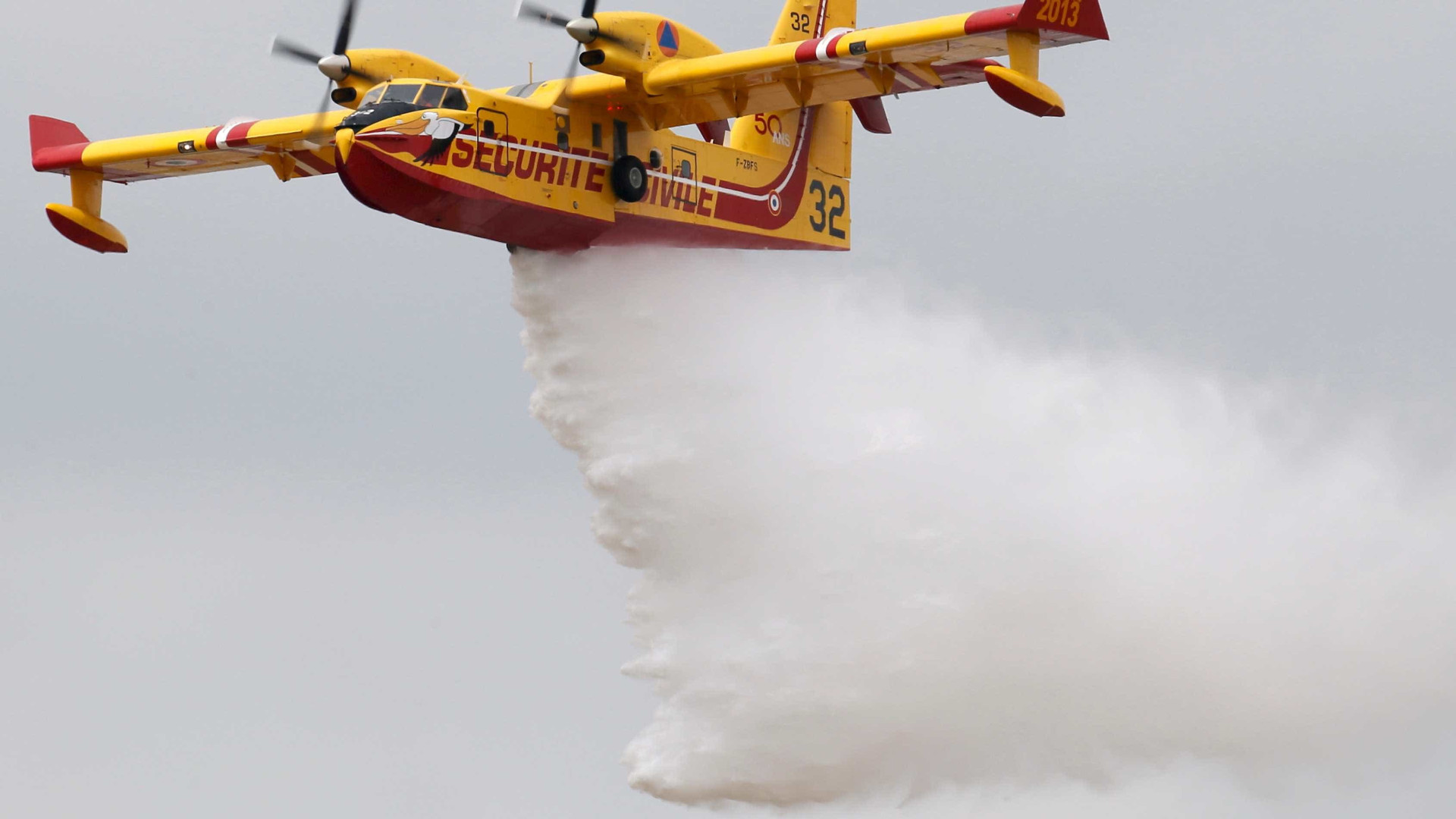A15 cortada em Santarém devido a incêndio. Cinco aviões combatem chamas