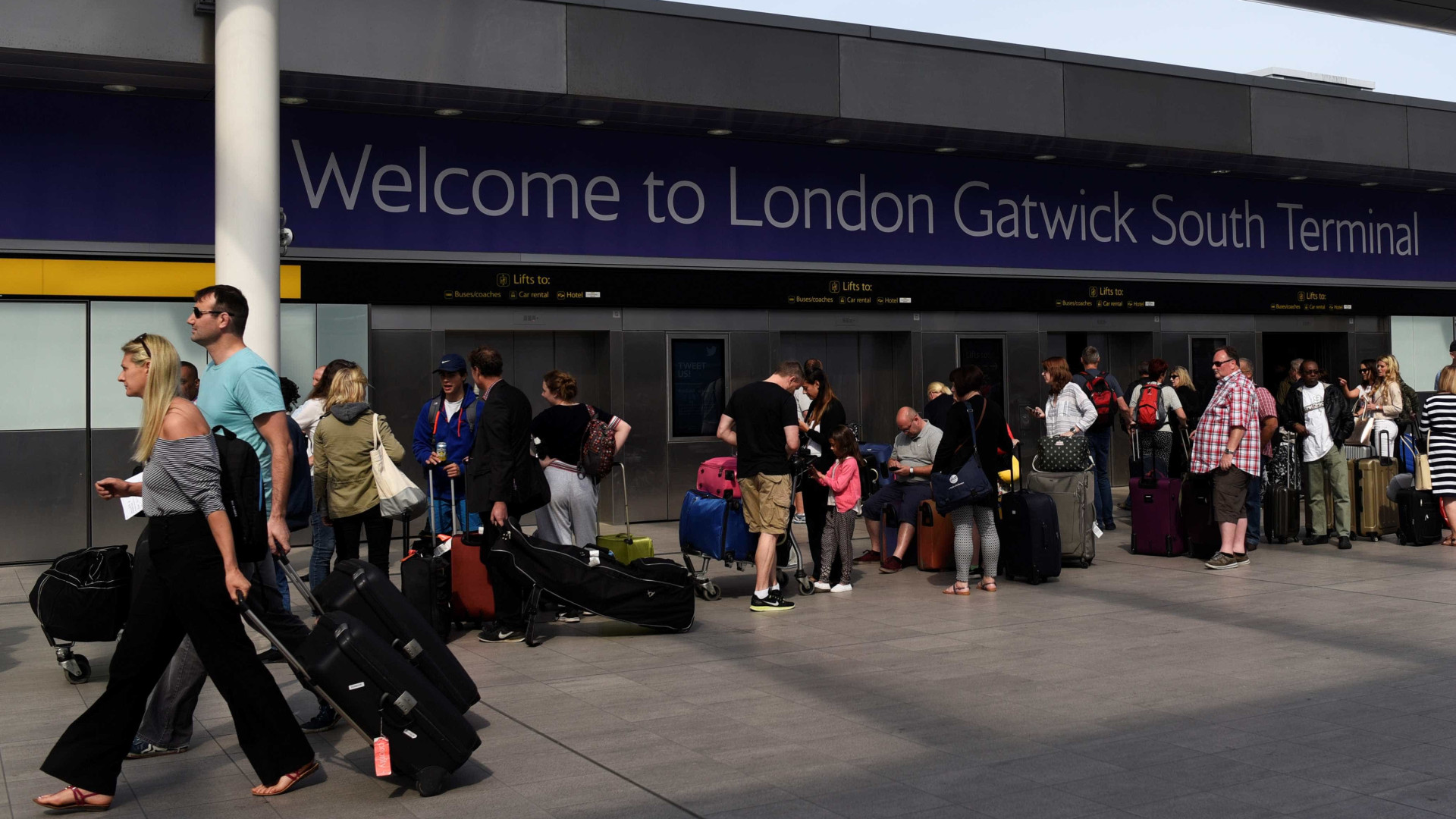 Pneu de avião explode durante descolagem no aeroporto de Gatwick