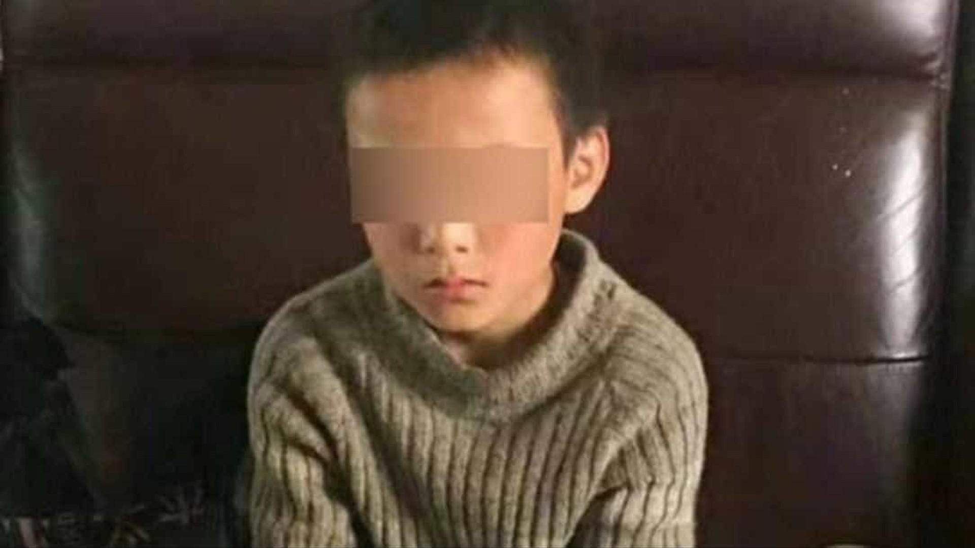 Menino de 10 anos foge de casa e sobrevive a caçar serpentes e a pescar