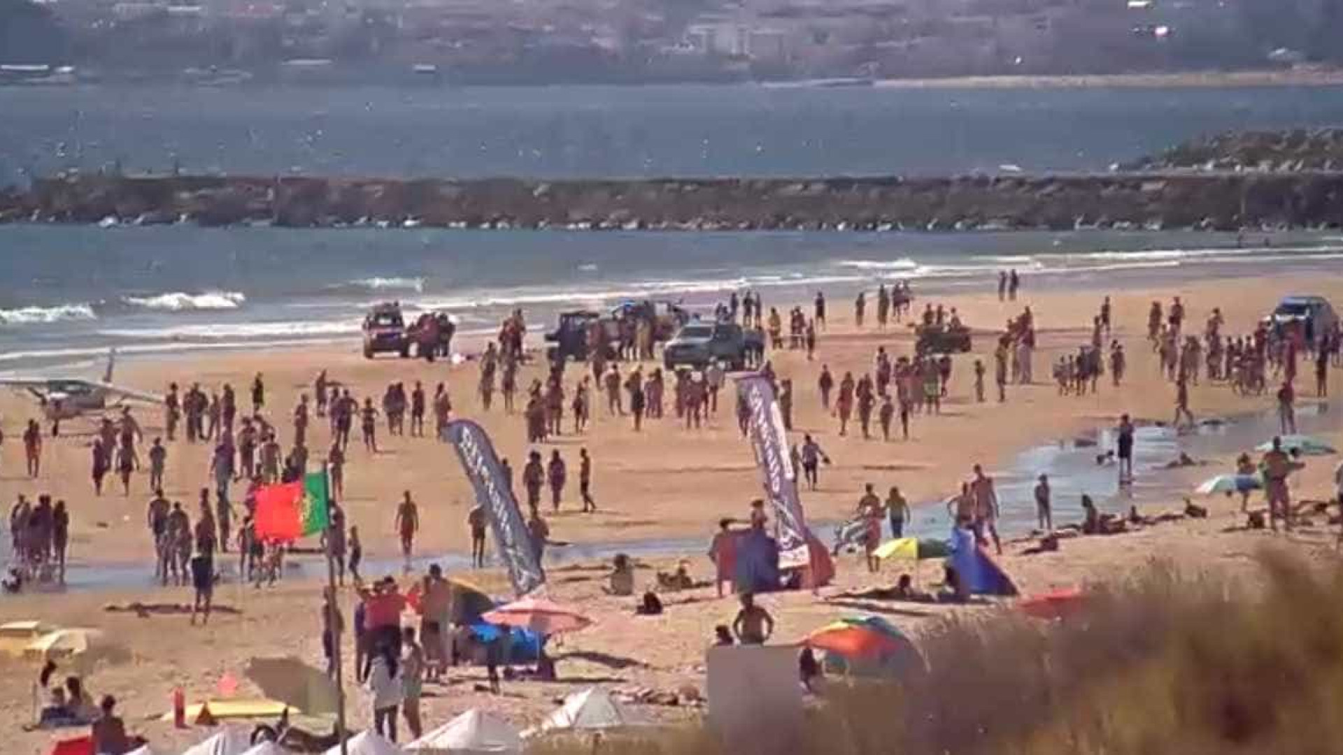 Avioneta aterra de emergência na praia de S. João da Caparica. Há mortos