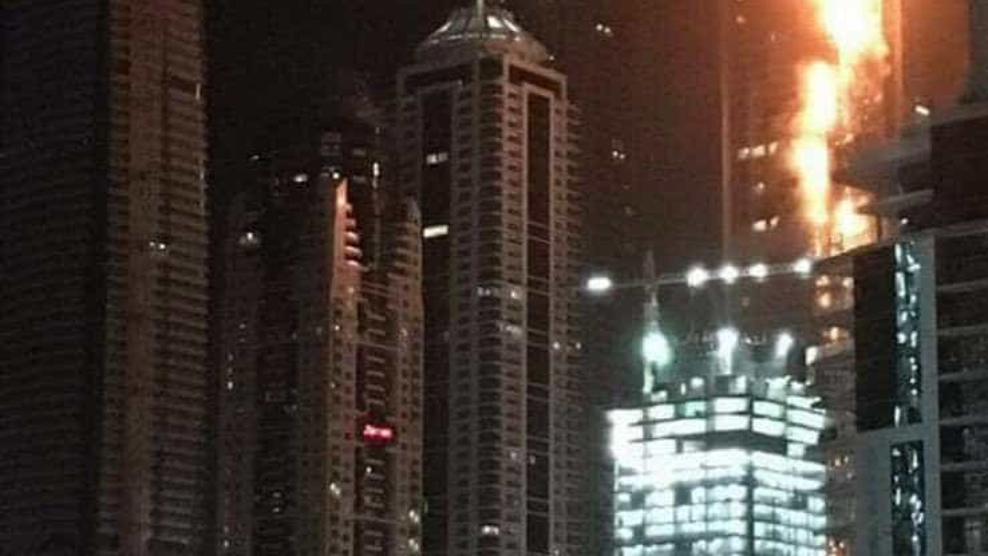 Incêndio queima arranha-céu em Dubai conhecido como 'A Tocha'
