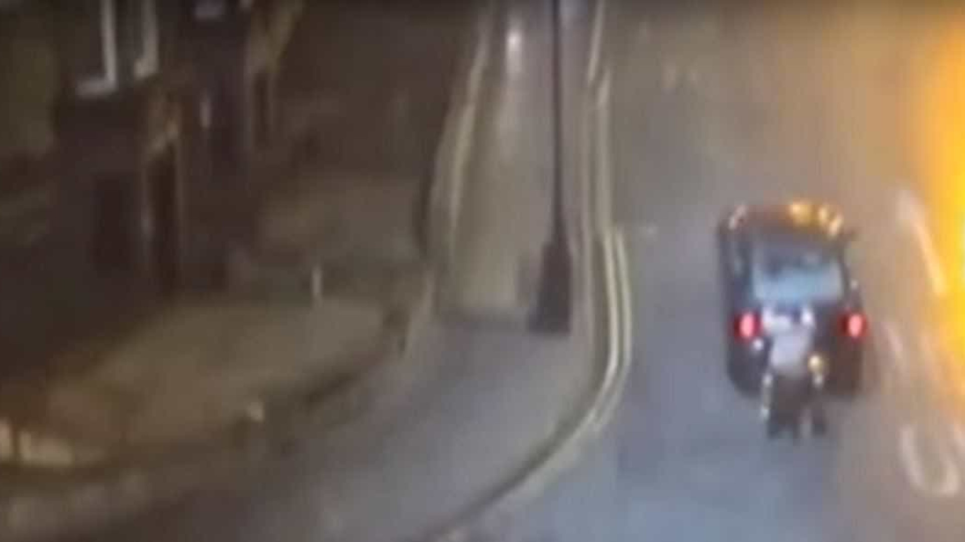 Condutor puxou homem em cadeira de rodas. Ambos foram multados