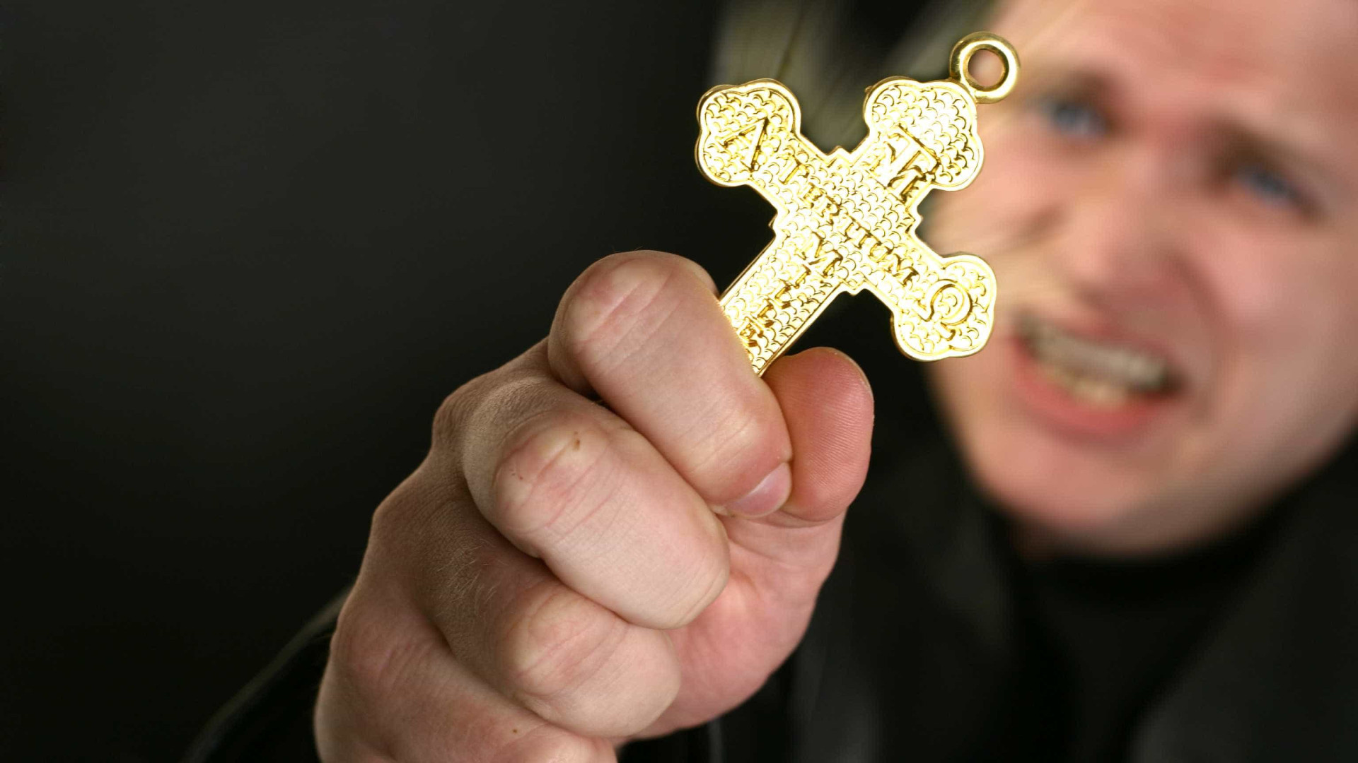 Pai convida amigos para "exorcismo" da filha. Brincadeira correu mal