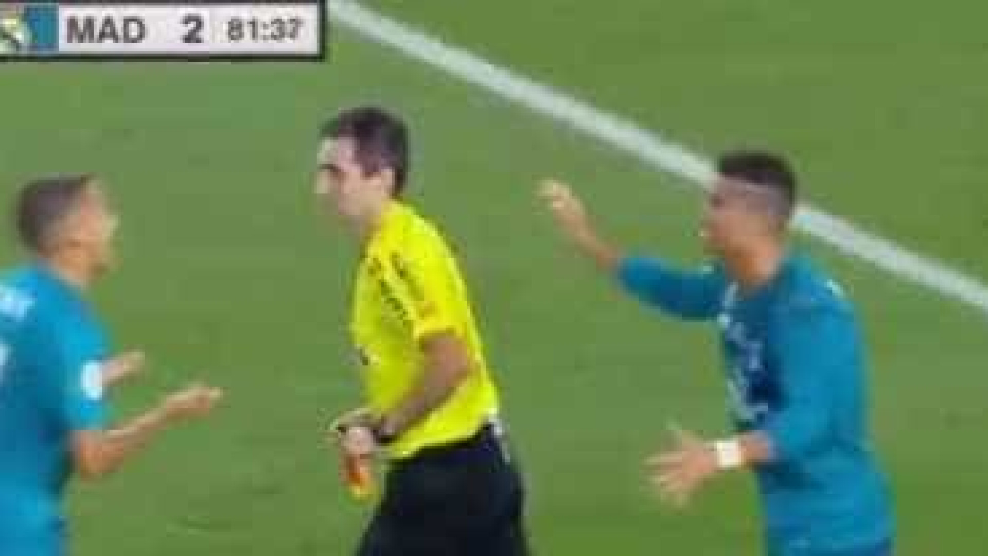 Ronaldo leva segundo amarelo, é expulso e empurra árbitro