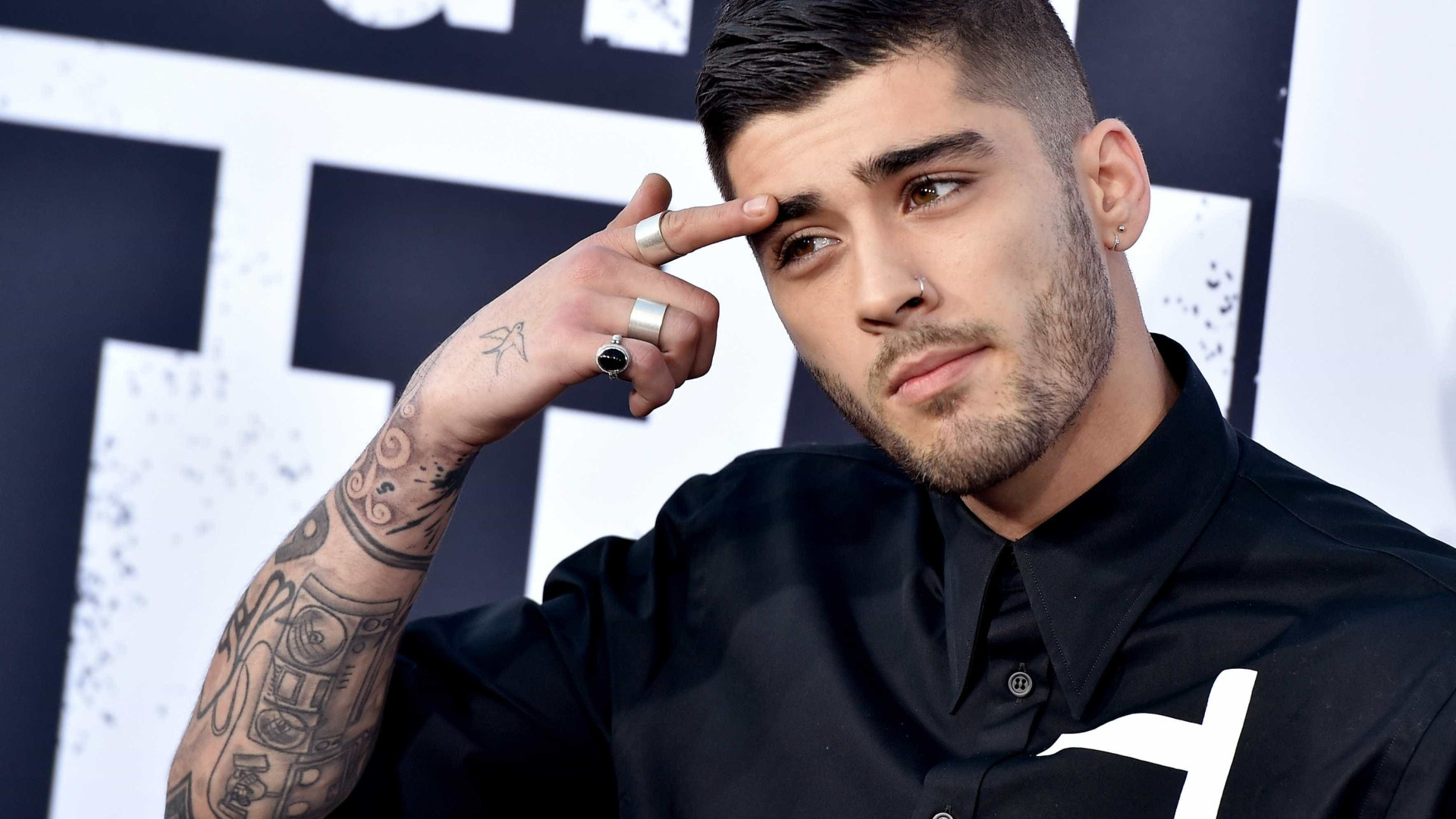 Zayn Malik muda de visual e pinta cabelo de lilás
