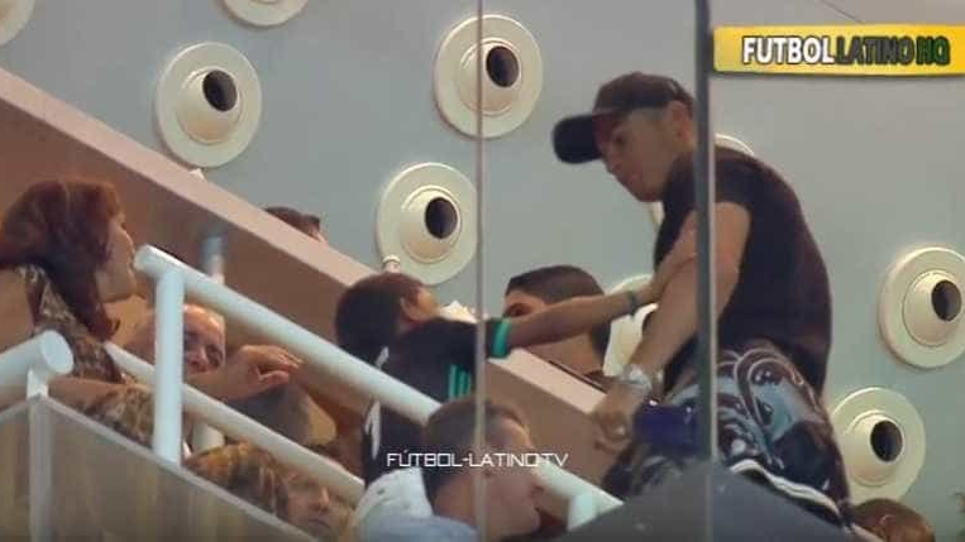 Cristiano Ronaldo assiste ao 'El Clasico' em companhia especial