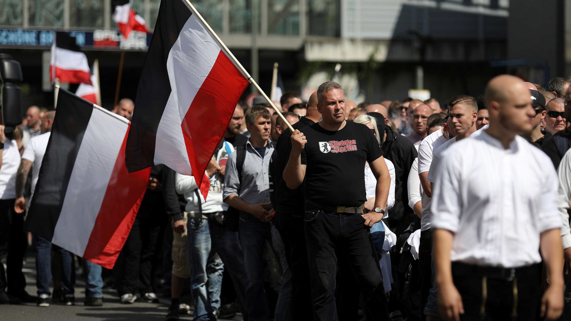 Centenas de neonazis desfilaram em Berlim para homenagear Rudolf Hess