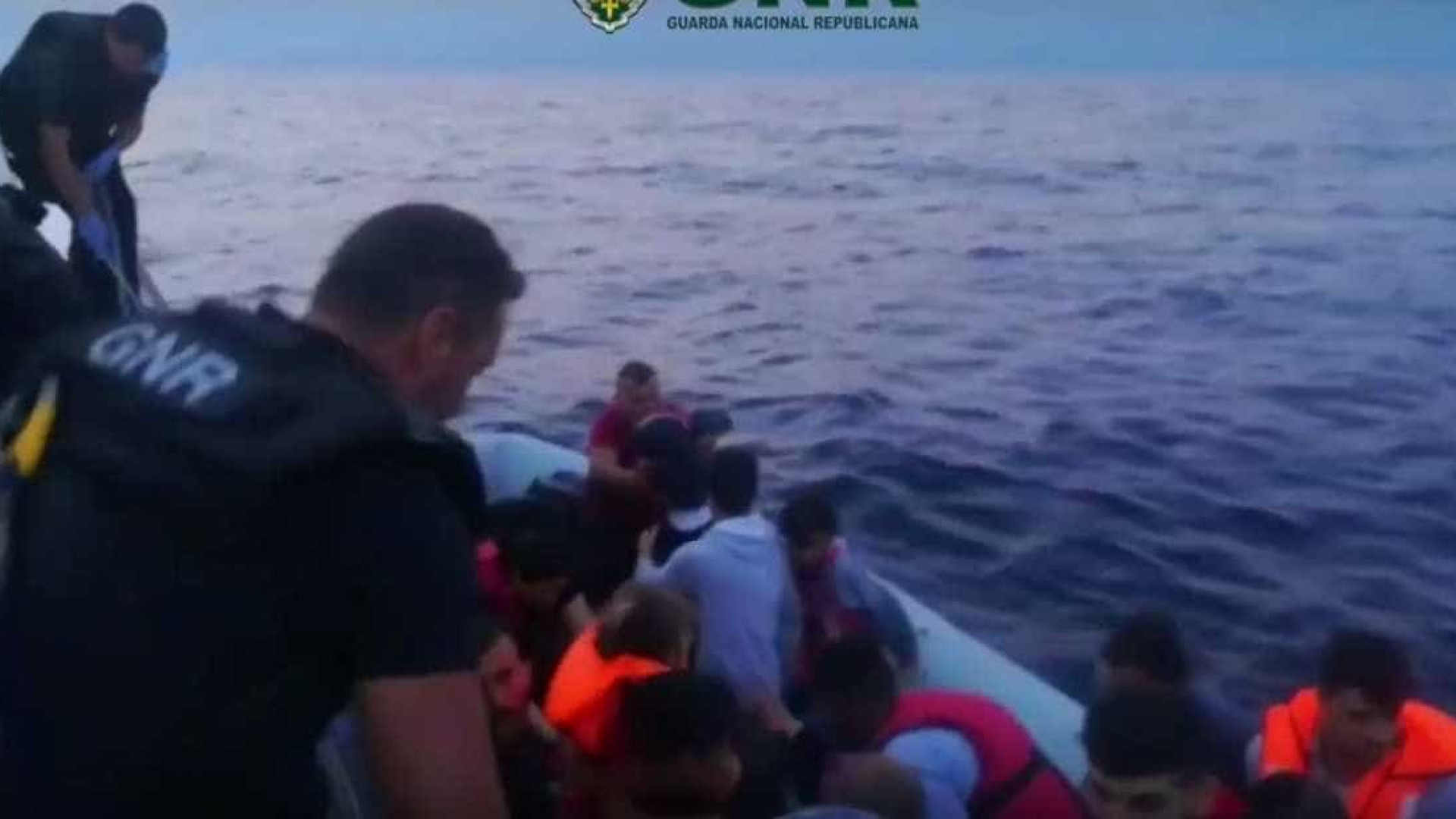 Polícia Marítima portuguesa resgata 34 migrantes no mar Egeu