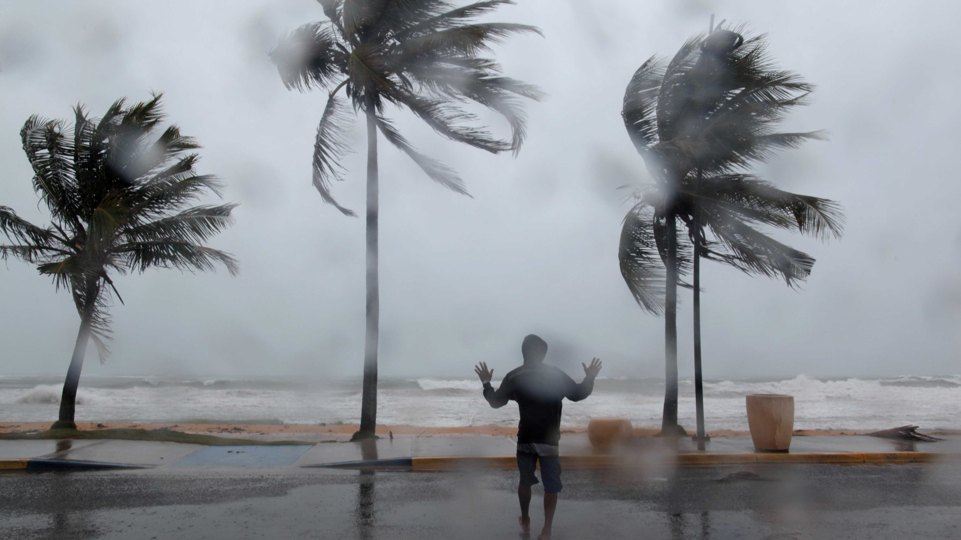Furacão Irma: Primeiras chuvas e cortes de eletricidade em Miami Furacão Irma: Primeiras chuvas e cortes de eletricidade em Miami