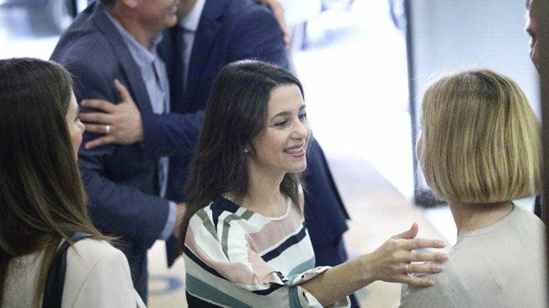 A curiosa 'selfie' de deputada catalã que se tornou piada no Twitter