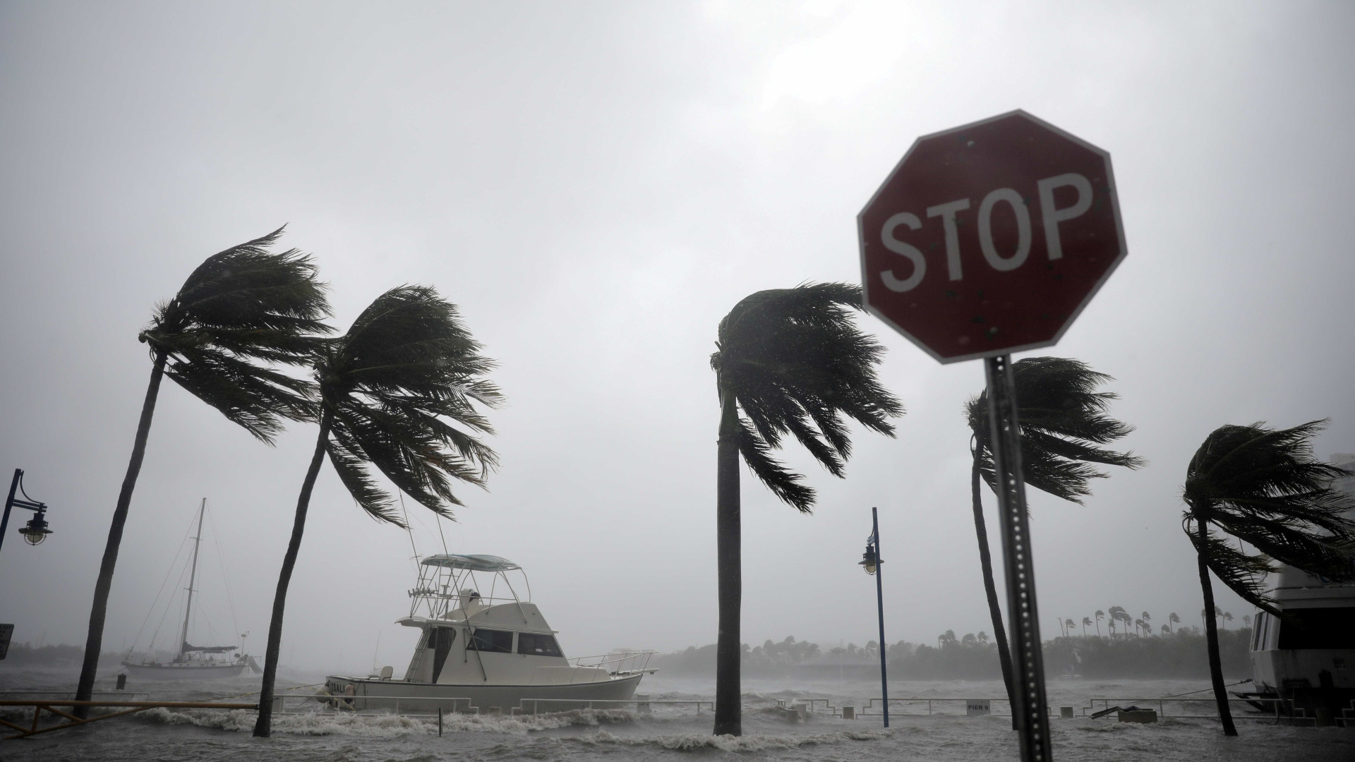 Furacão Irma: Aeroporto Internacional de Miami continua encerrado hoje