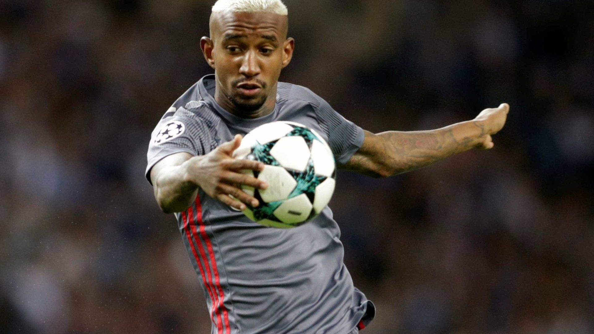 Talisca terá revelado aos companheiros que está de partida para Itália