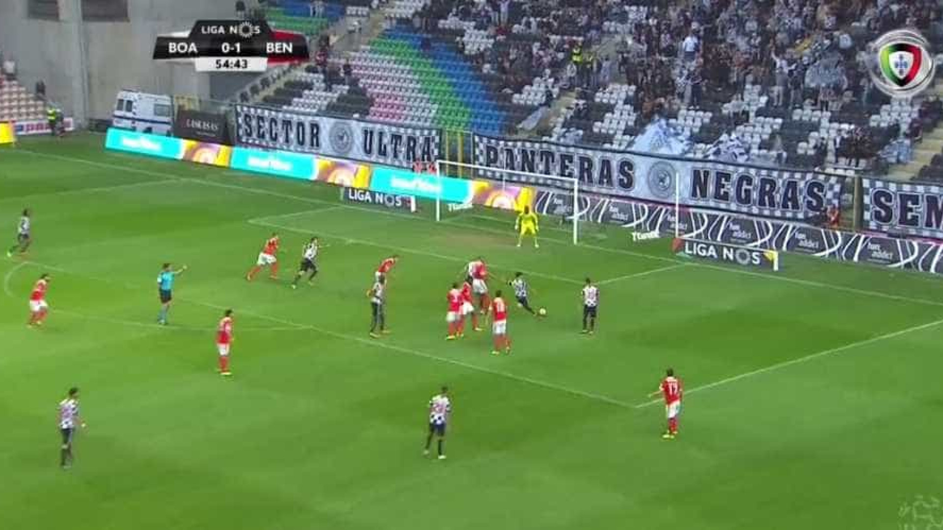 Defesa do Benfica 'meteu água' e Renato Santos não perdoou