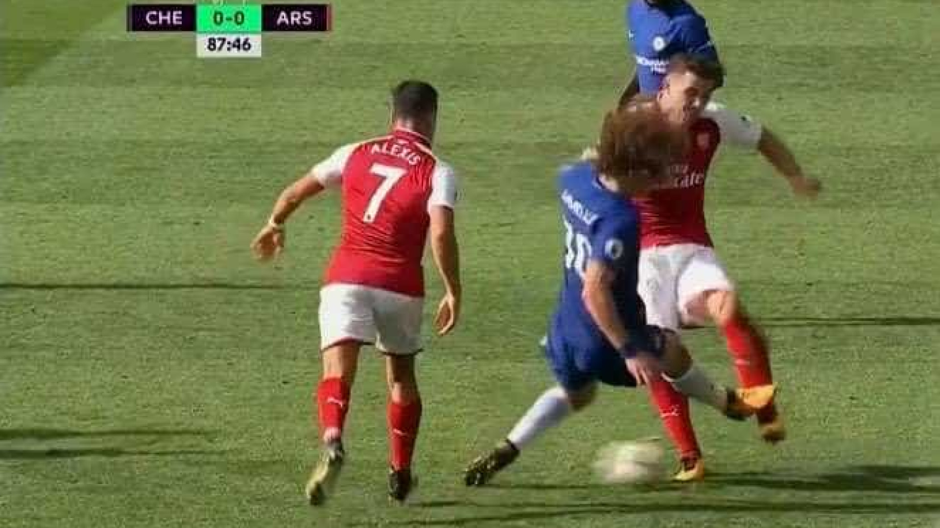 Foi por esta entrada dura que David Luiz foi expulso do Chelsea-Arsenal