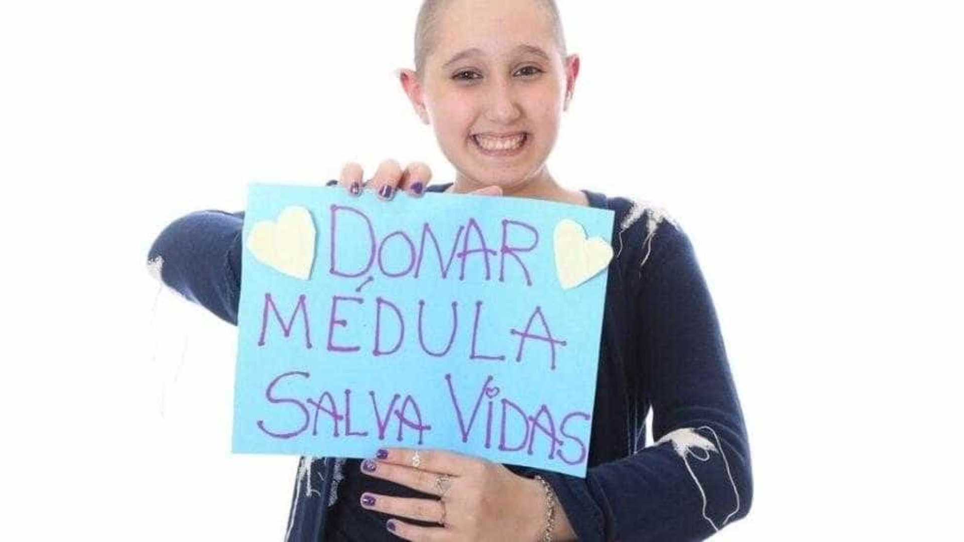 Adolescente que superou leucemia conta história emocionante no YouTube