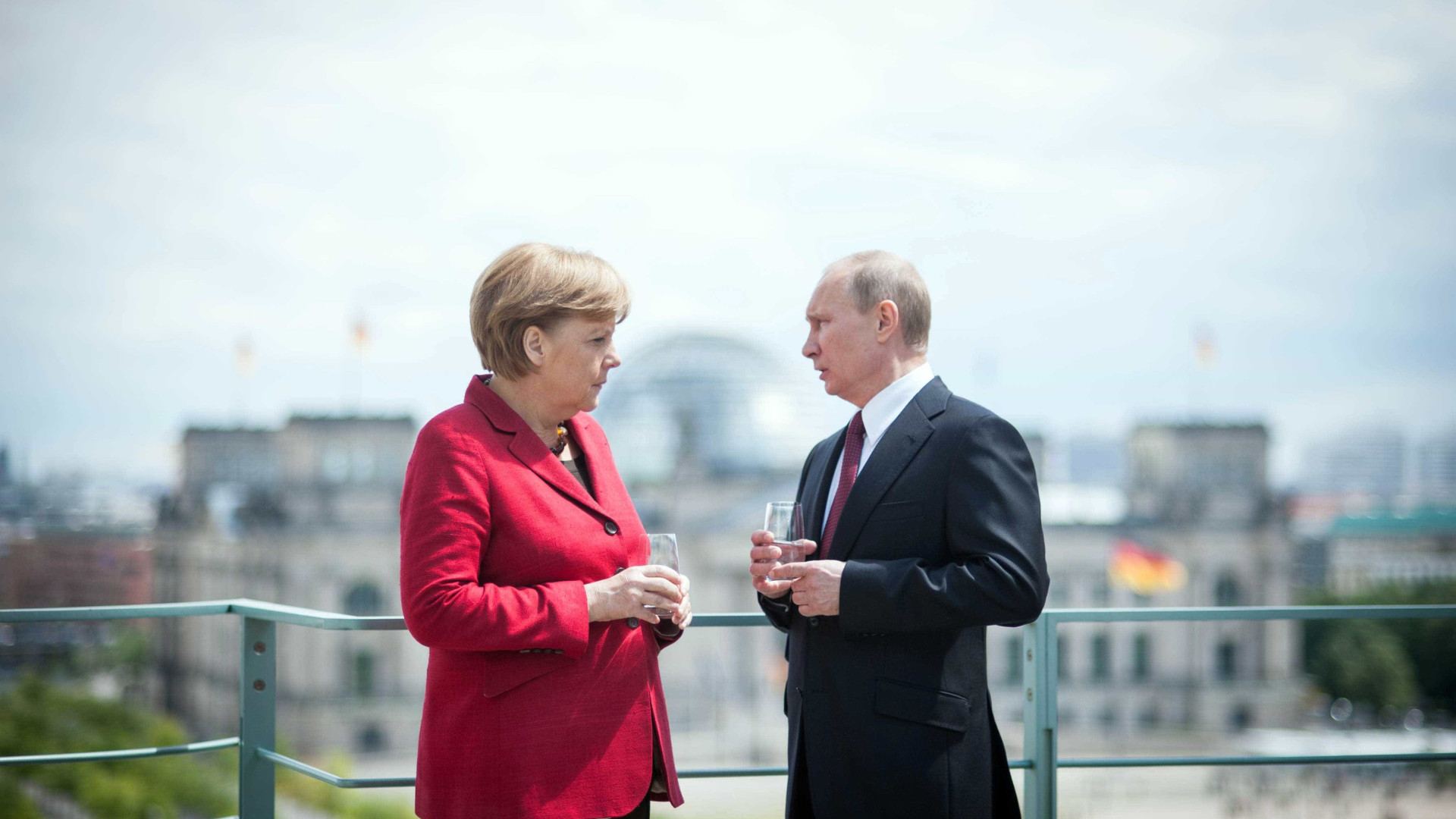Merkel e Putin coincidem sobre Ucrânia e Síria. Hora de "retomar diálogo"