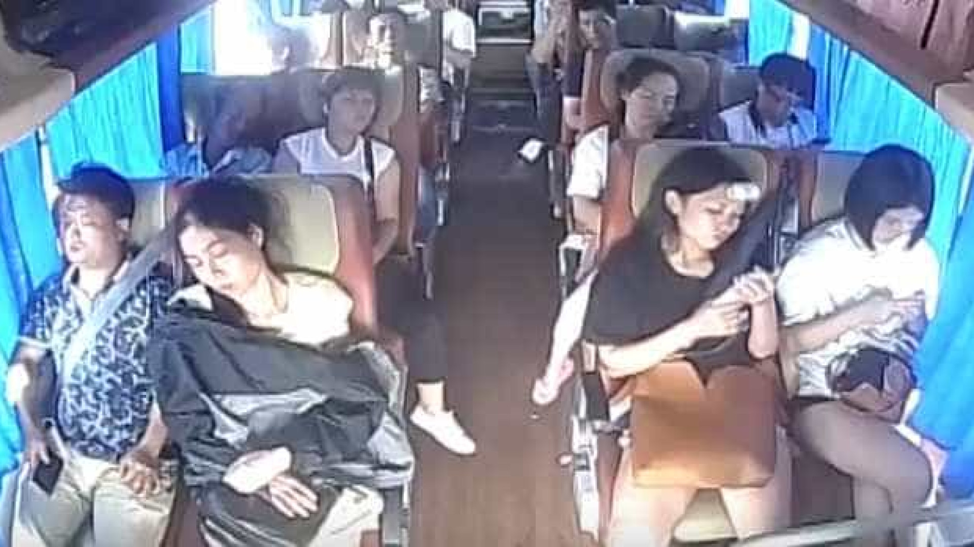 Câmaras filmam aparatoso acidente de autocarro na China