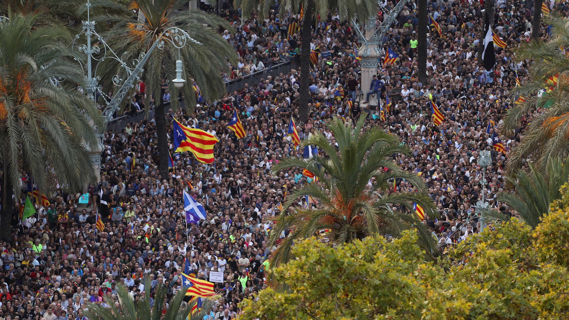 Milhares de independentistas concentrados junto ao parlamento regional