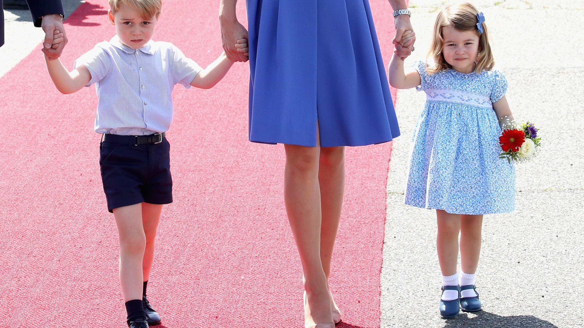 George e Charlotte encantam como meninos das alianças em casamento