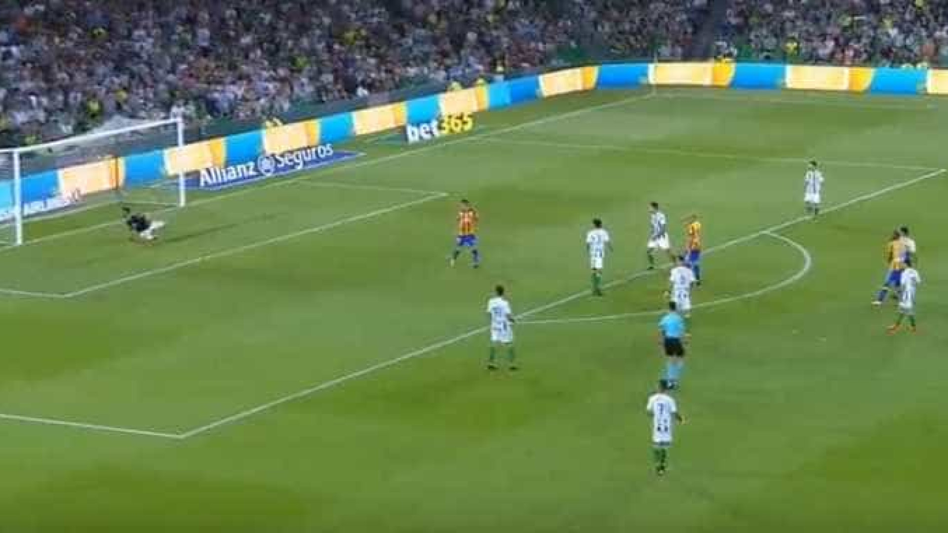 Primeiro golo de Gonçalo Guedes pelo Valencia é para ver... e rever
