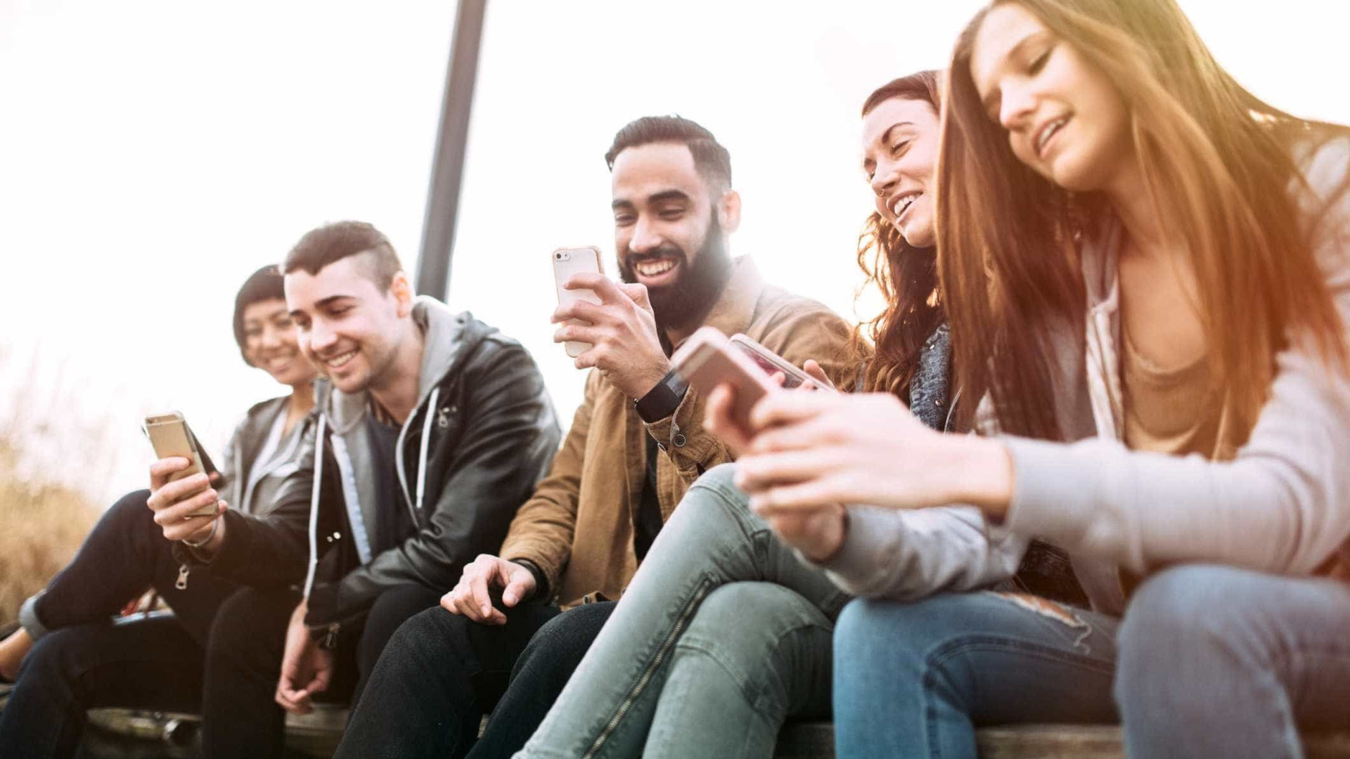 Motorola 'pinta' retrato negro da nossa relação com smartphones