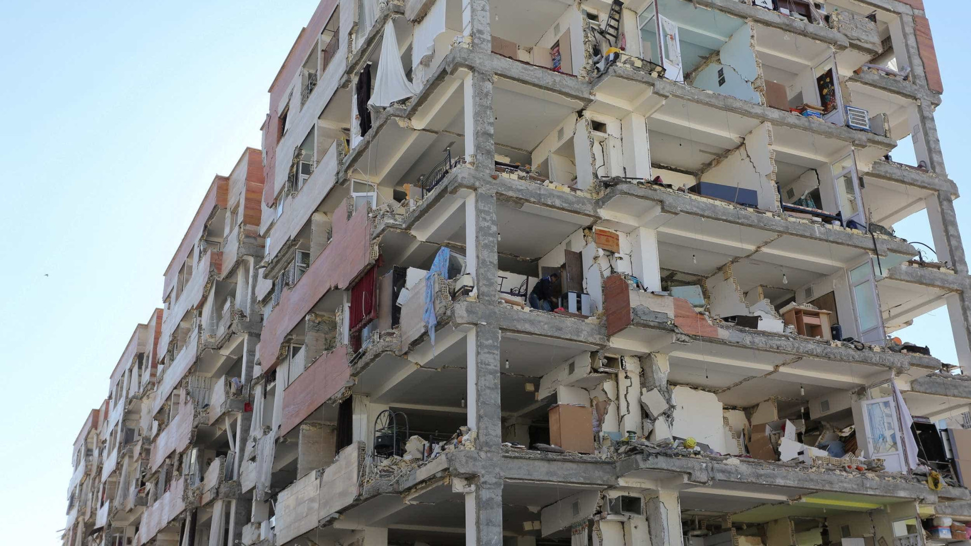 Balanço de mortos do sismo no Irão sobe para 445
