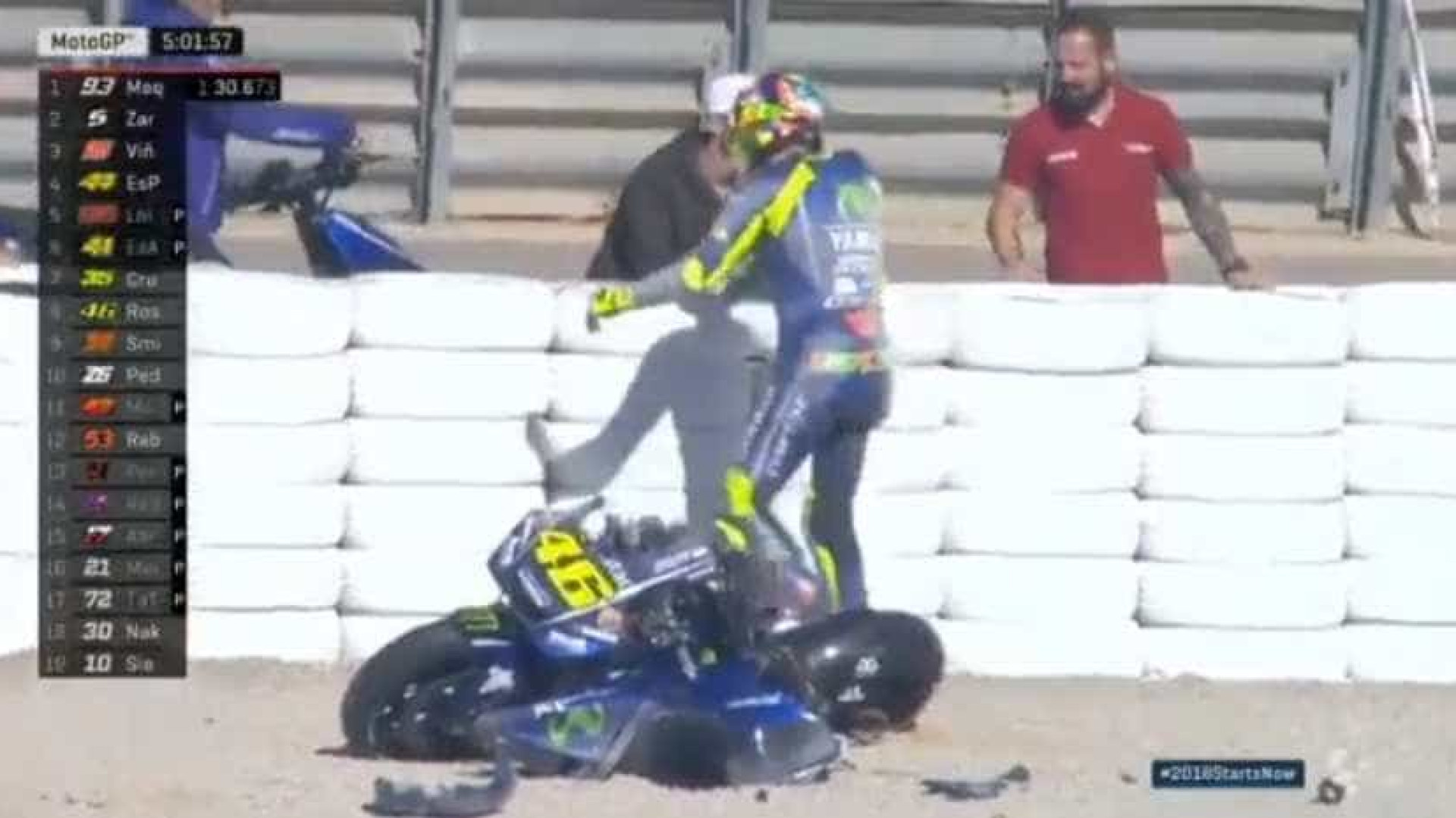 Aparatoso acidente deixa Yamaha de Valentino Rossi destruída