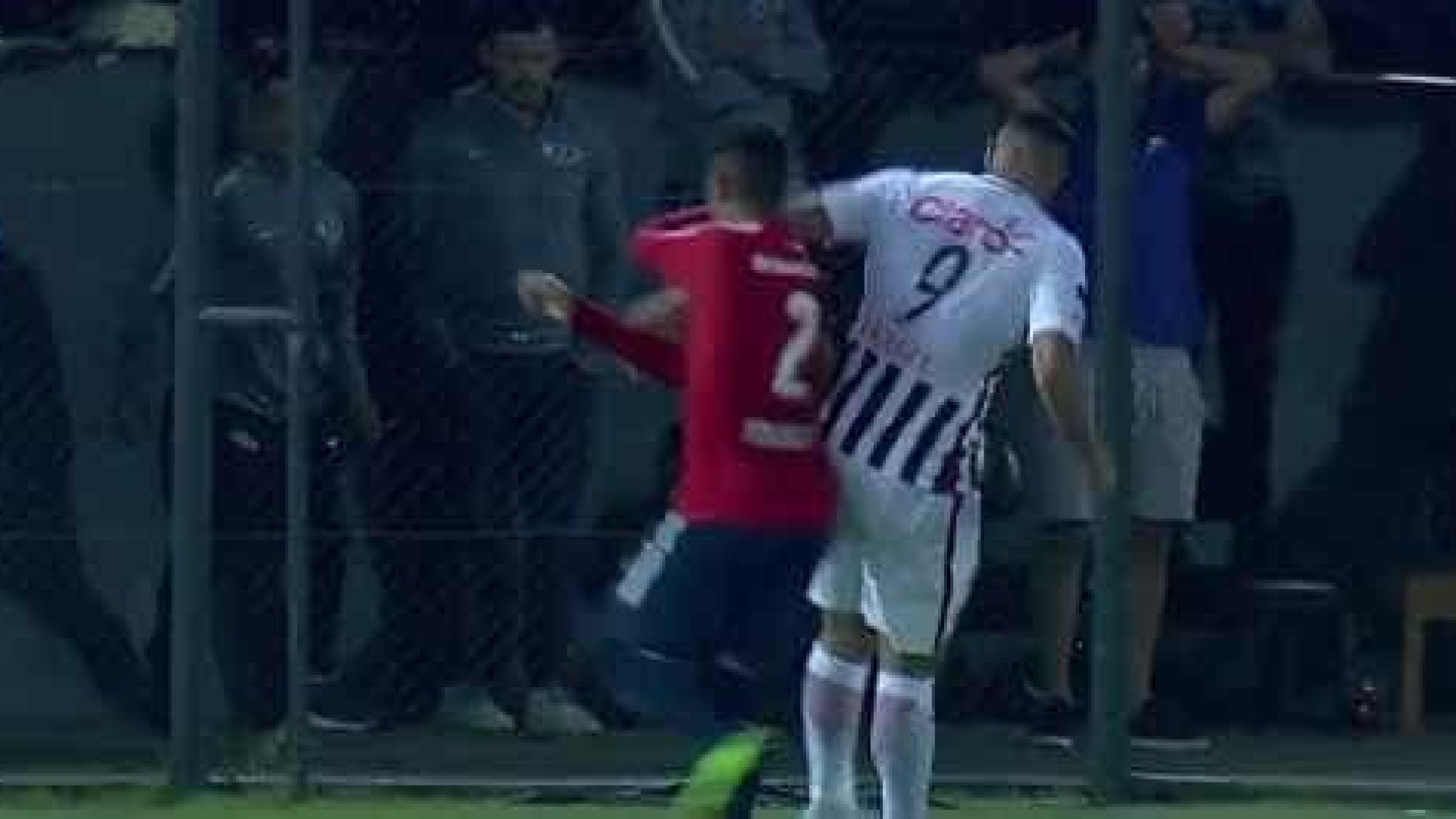Cardozo marca mas acaba expulso no triunfo do Libertad