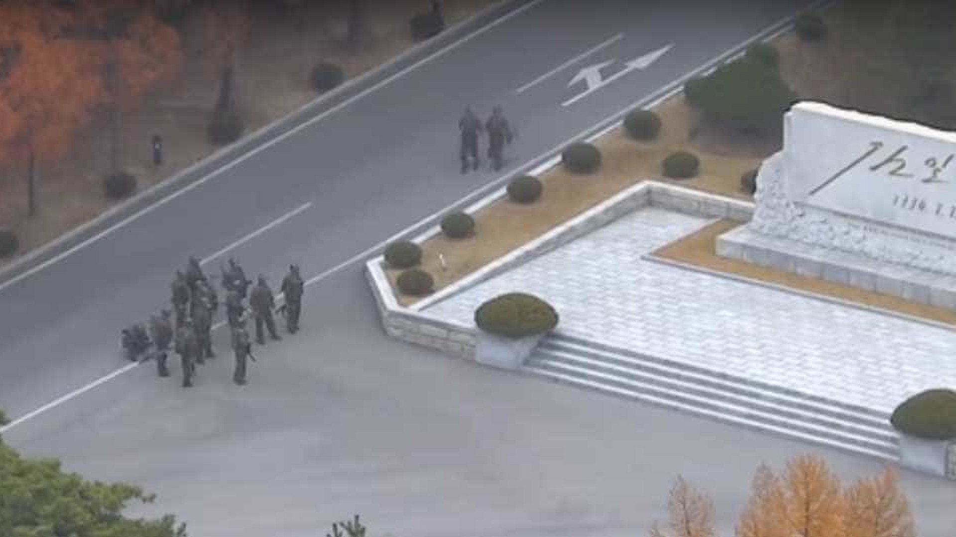 A deserção de um soldado norte-coreano enquanto é baleado pelos colegas