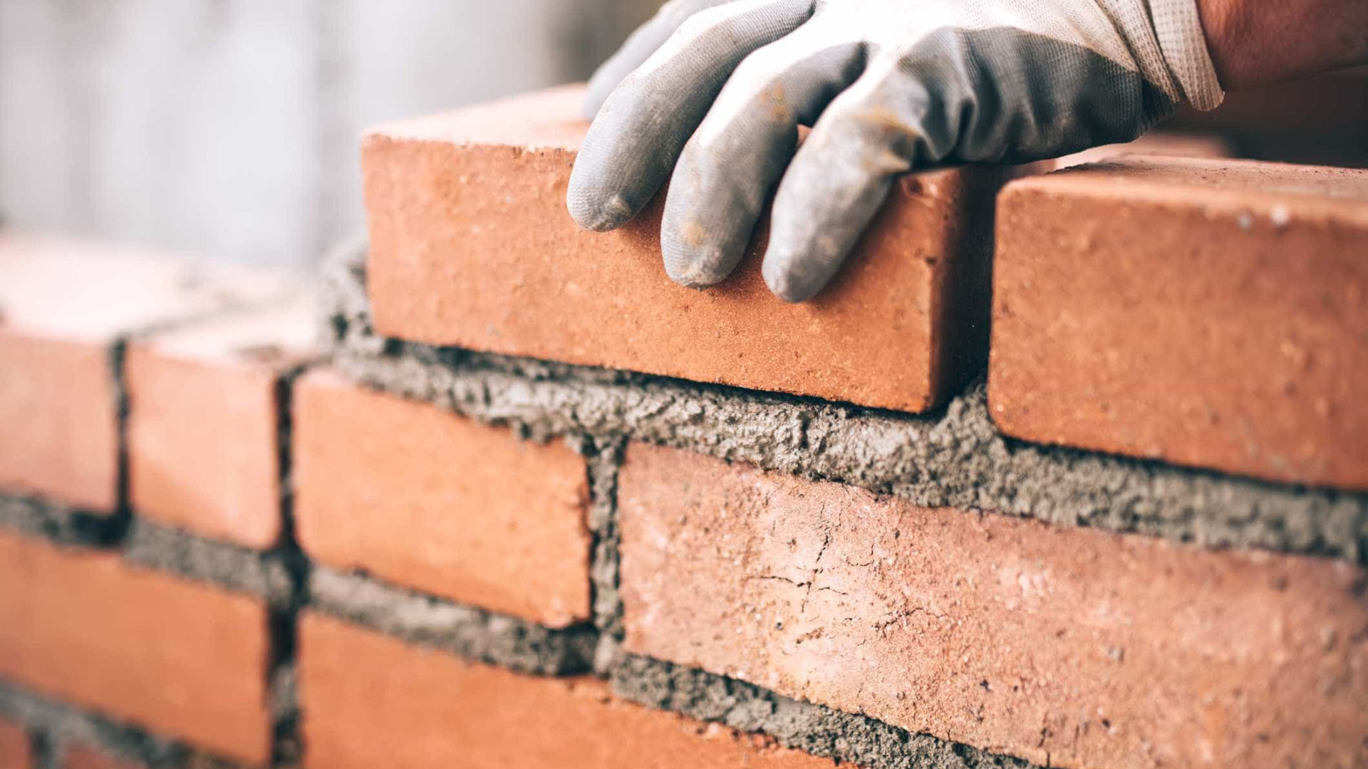 Produção no setor da construção sobe na zona euro e recua na UE