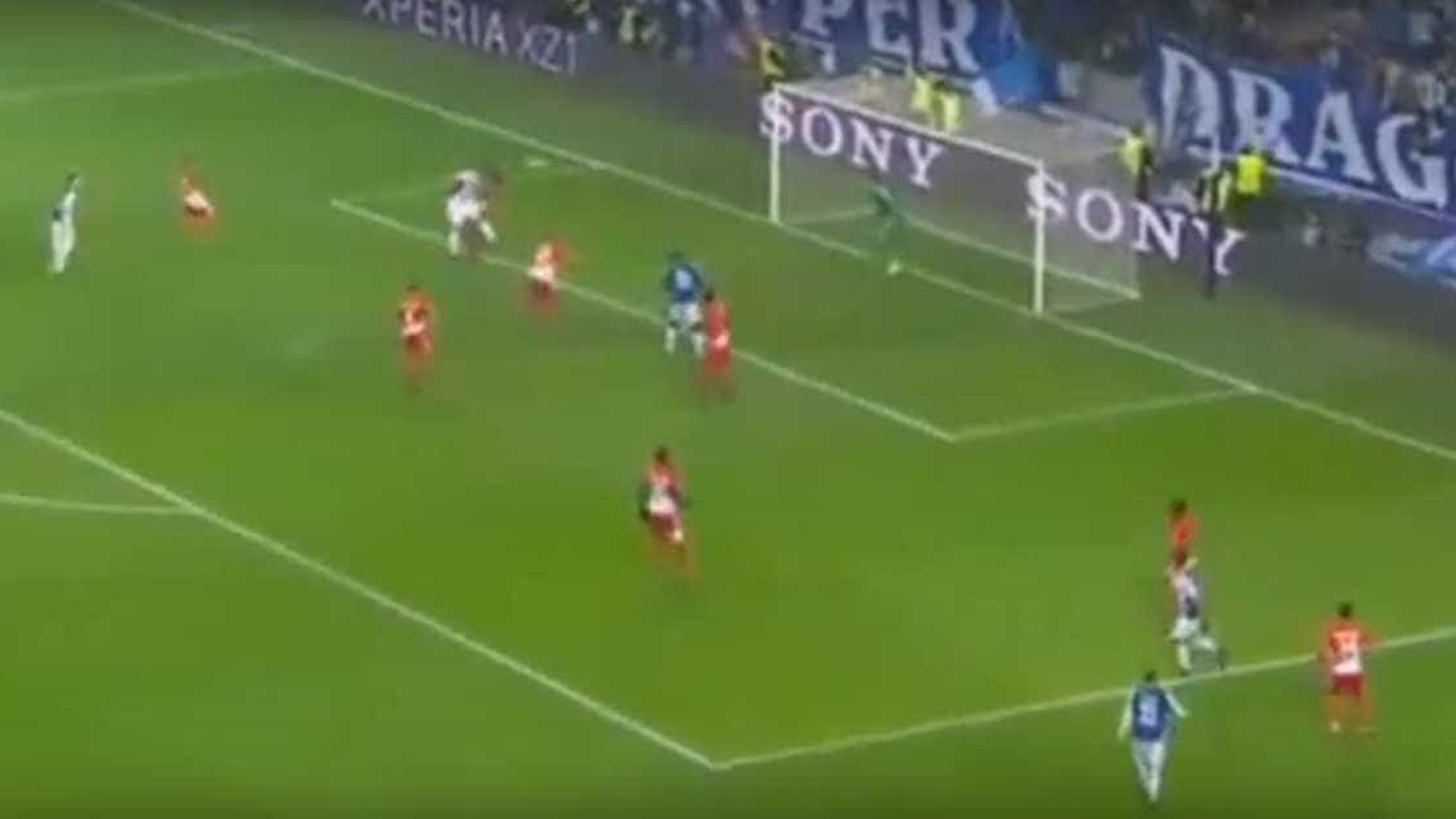 Cabeçada triunfal de Soares para o quinto golo dos dragões