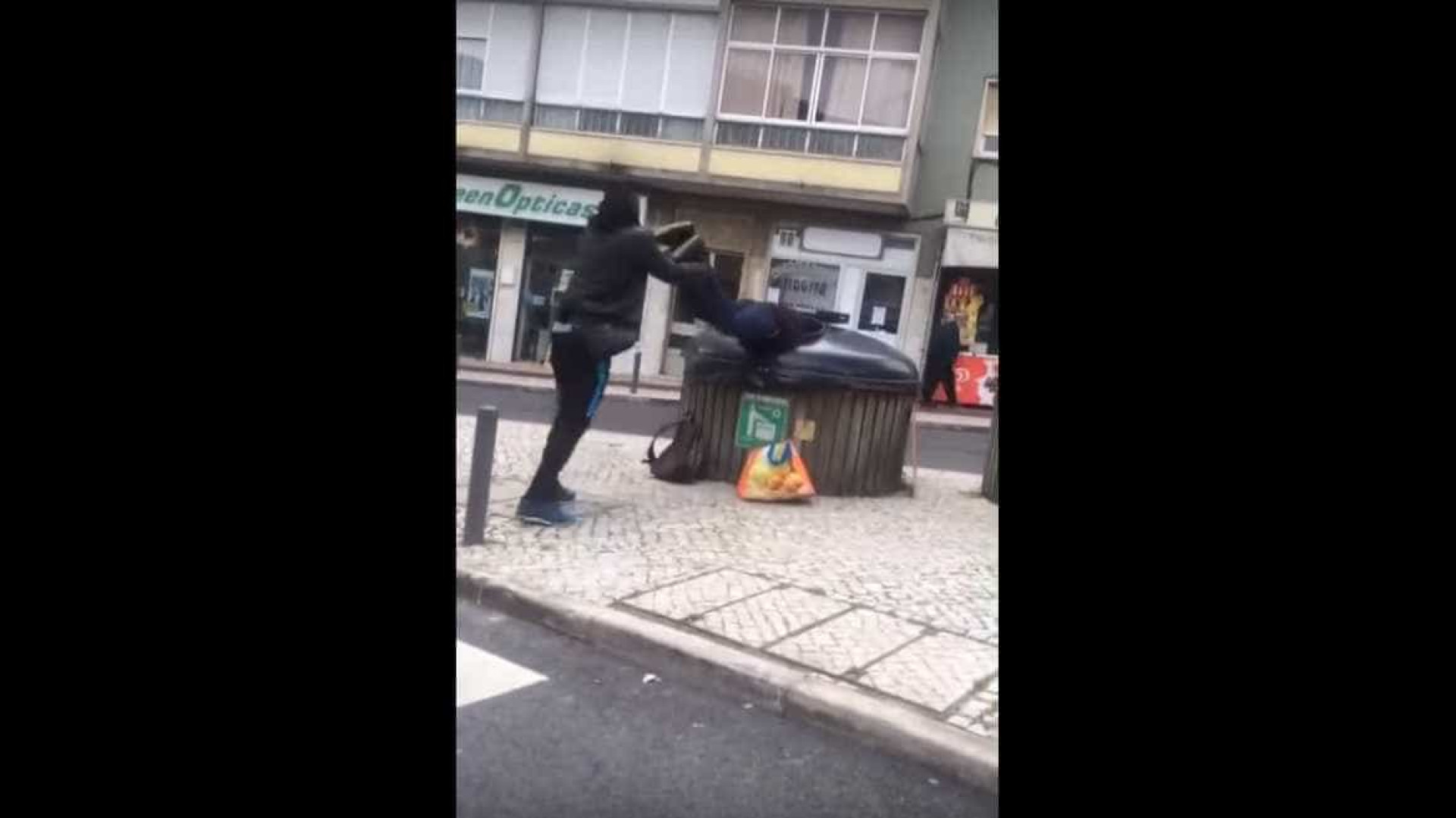 Amadora: Jovem empurra sem-abrigo para contentor do lixo