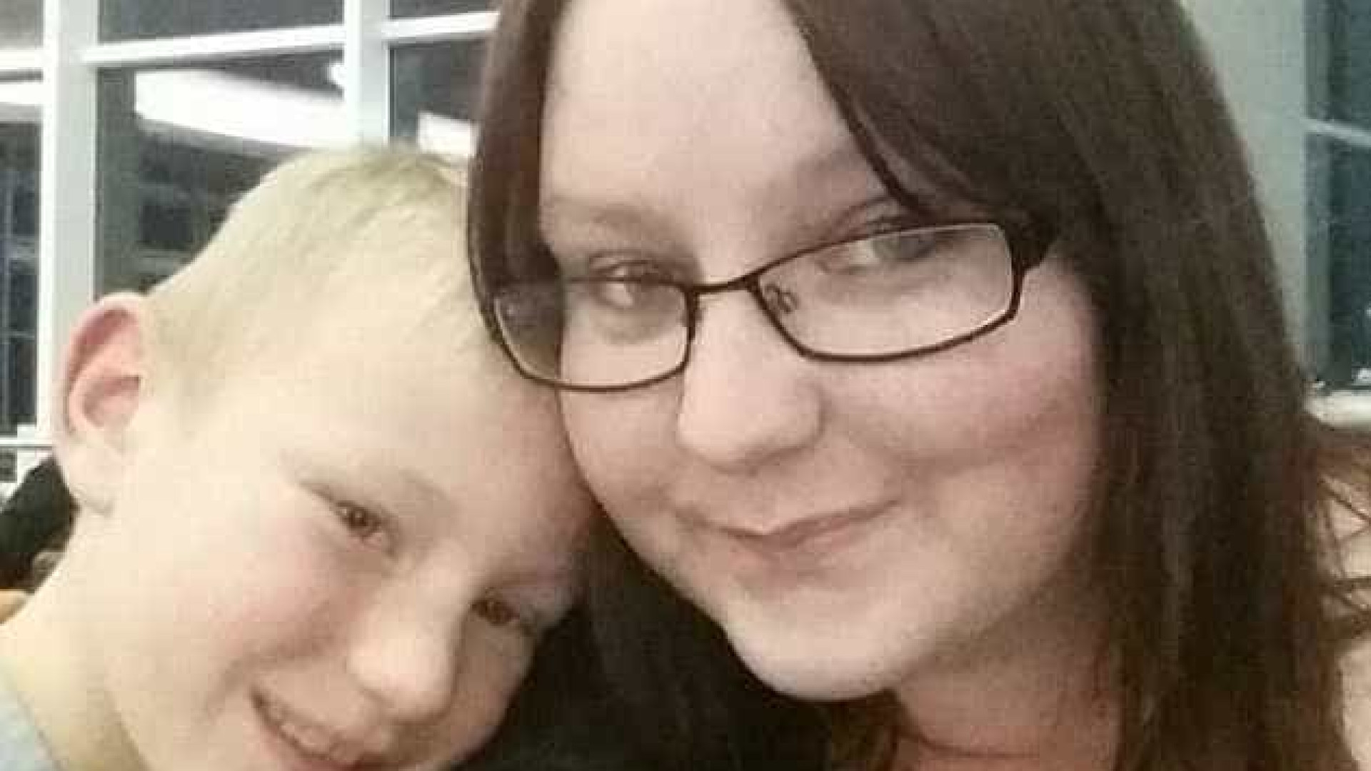 Inglaterra: Menino de 9 anos encontra mãe sem vida na cama