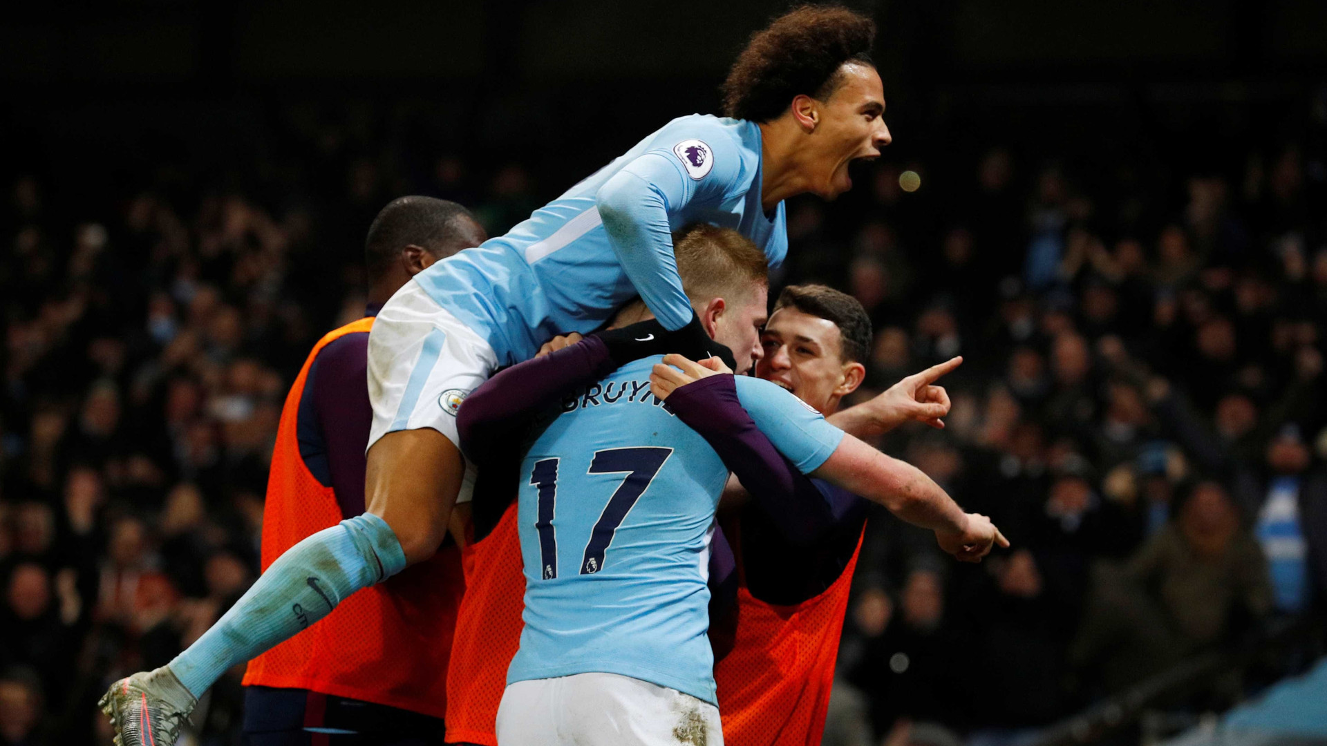Jogadores do City festejam triunfo com 'farpa' a Mourinho e ao United