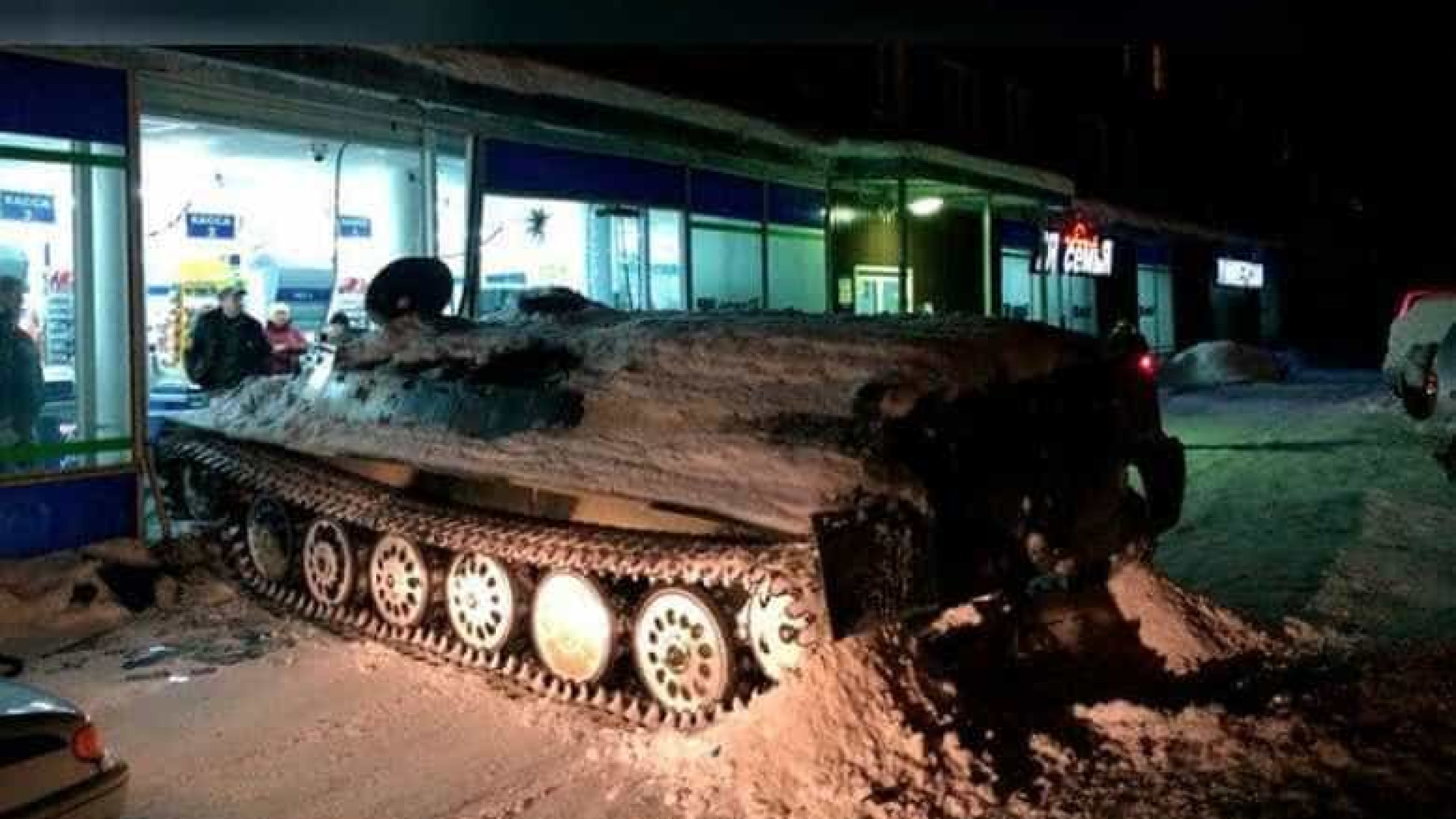 Homem rouba tanque militar, destrói montra e foge com garrafa de vinho