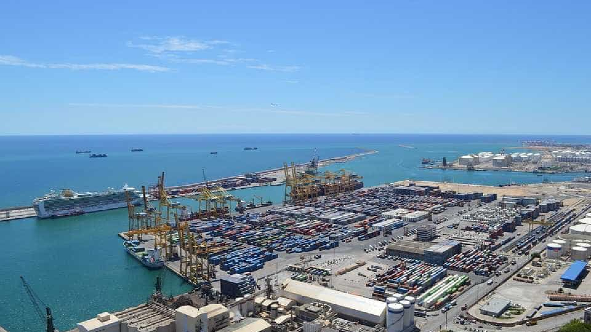 Ferry choca com cruzeiro no porto de Barcelona