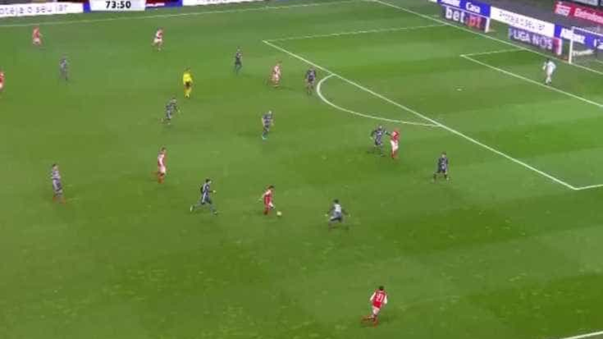 Paulinho reduz e coloca Benfica em alerta