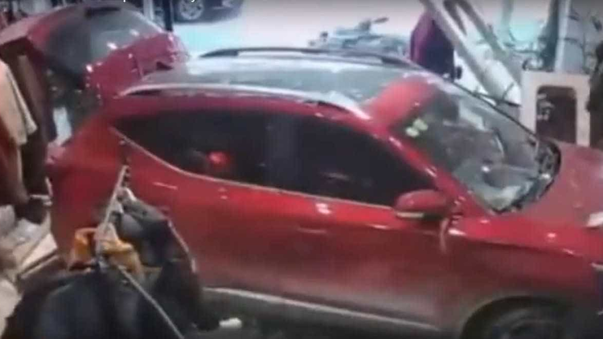 Carro em excesso de velocidade entra por uma loja e atinge funcionária