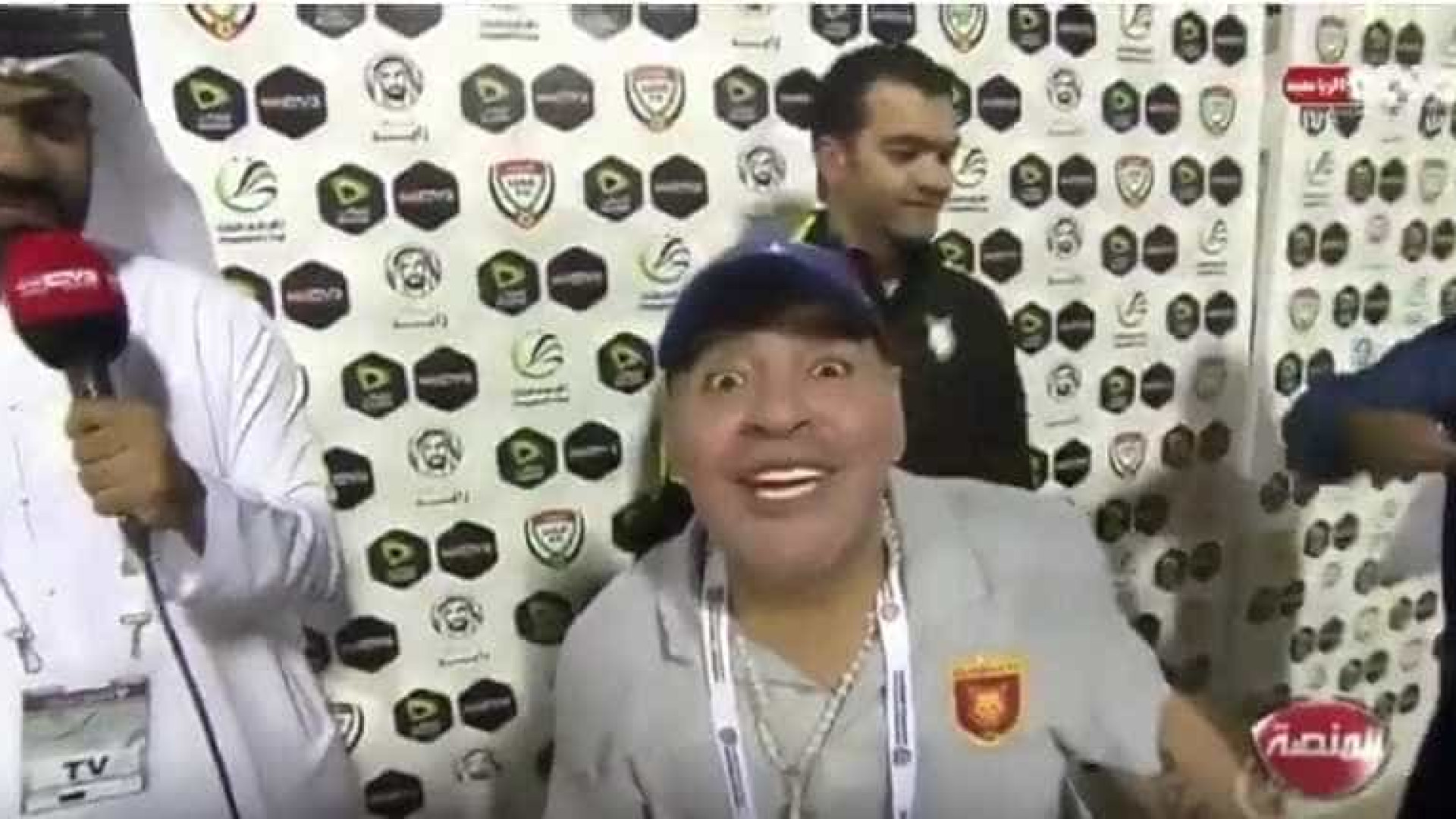 Maradona entusiasma-se e protagoniza momento insólito na flash interview