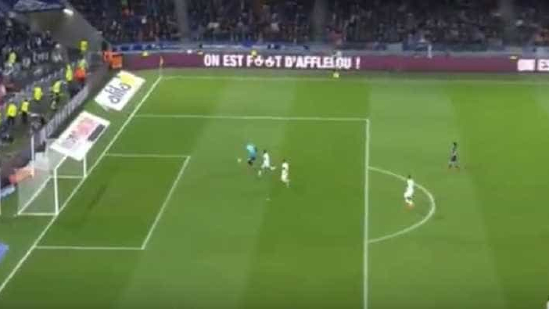 'Abalroado' por Anthony Lopes, Mbappé deixa o campo de maca